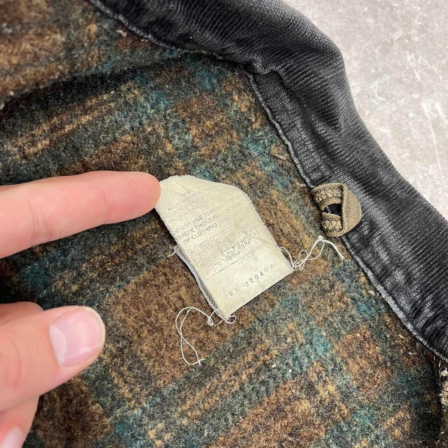 Vintage brown Carhartt Detroit jacket L J43 CHT blanket lined boxy cropped fit