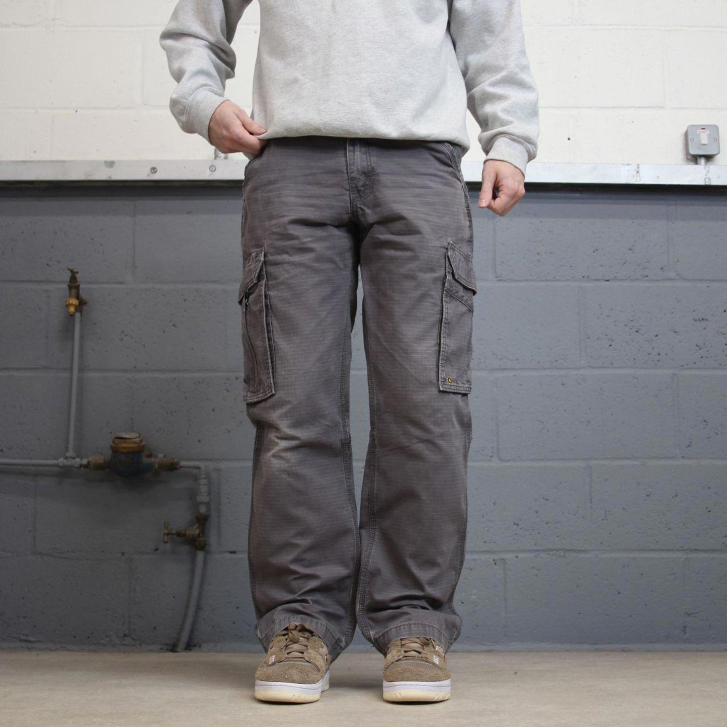 Grey Carhartt cargo pants W31L32 relaxed 90s style skater loose leg cargos patch logo