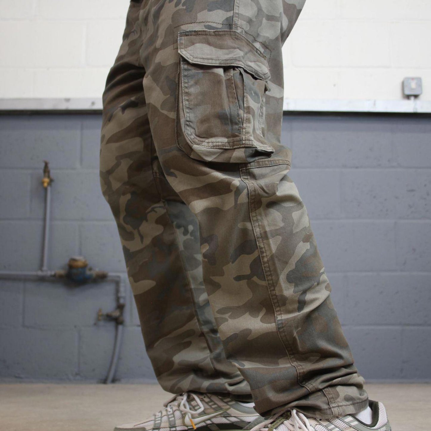 Camo Wrangler cargo pants W40L32 khaki forest camouflage straight y2k style cargo trousers
