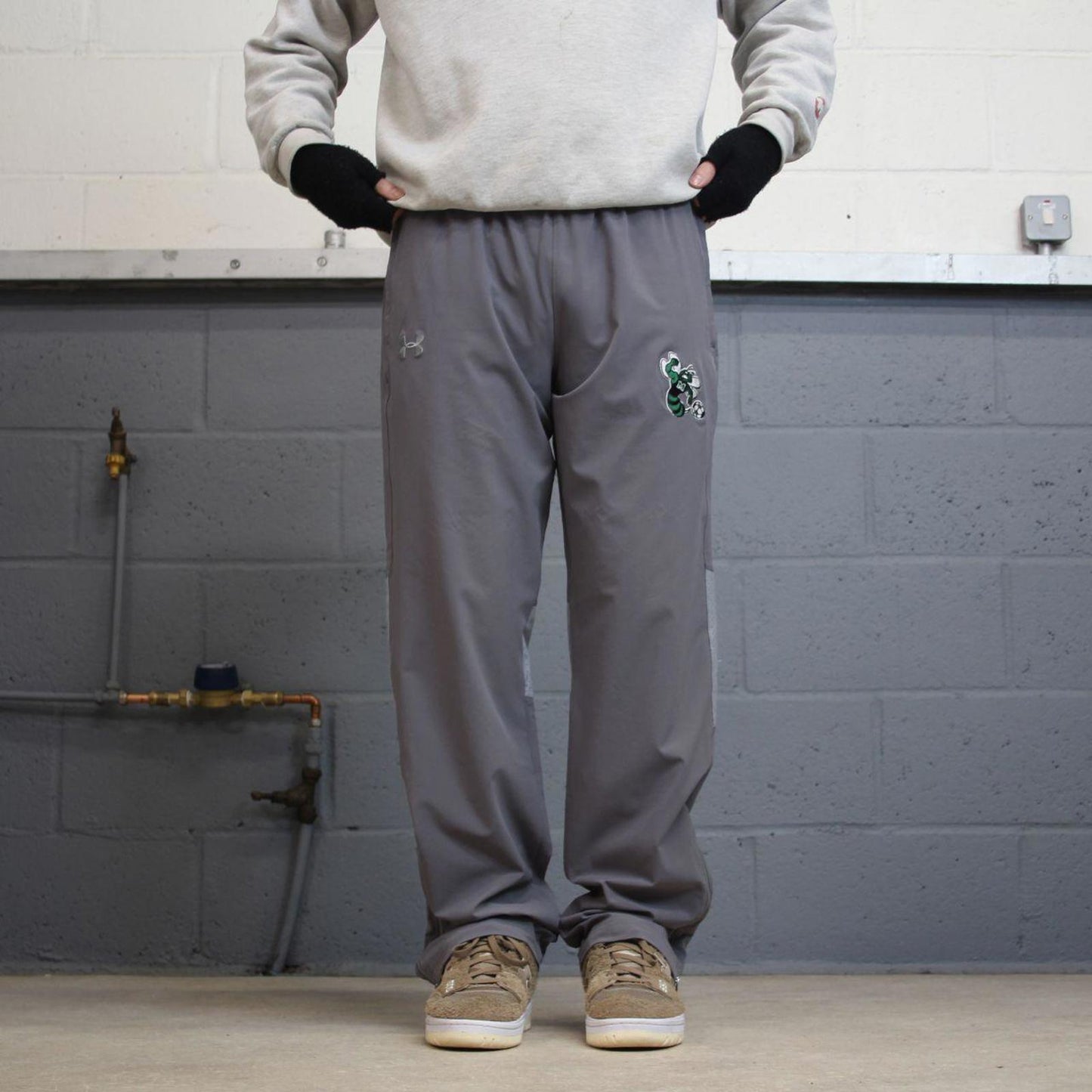 00s Under Armour tracksuit bottoms y2k M loose grey joggers embroidered logos gym wear trackies
