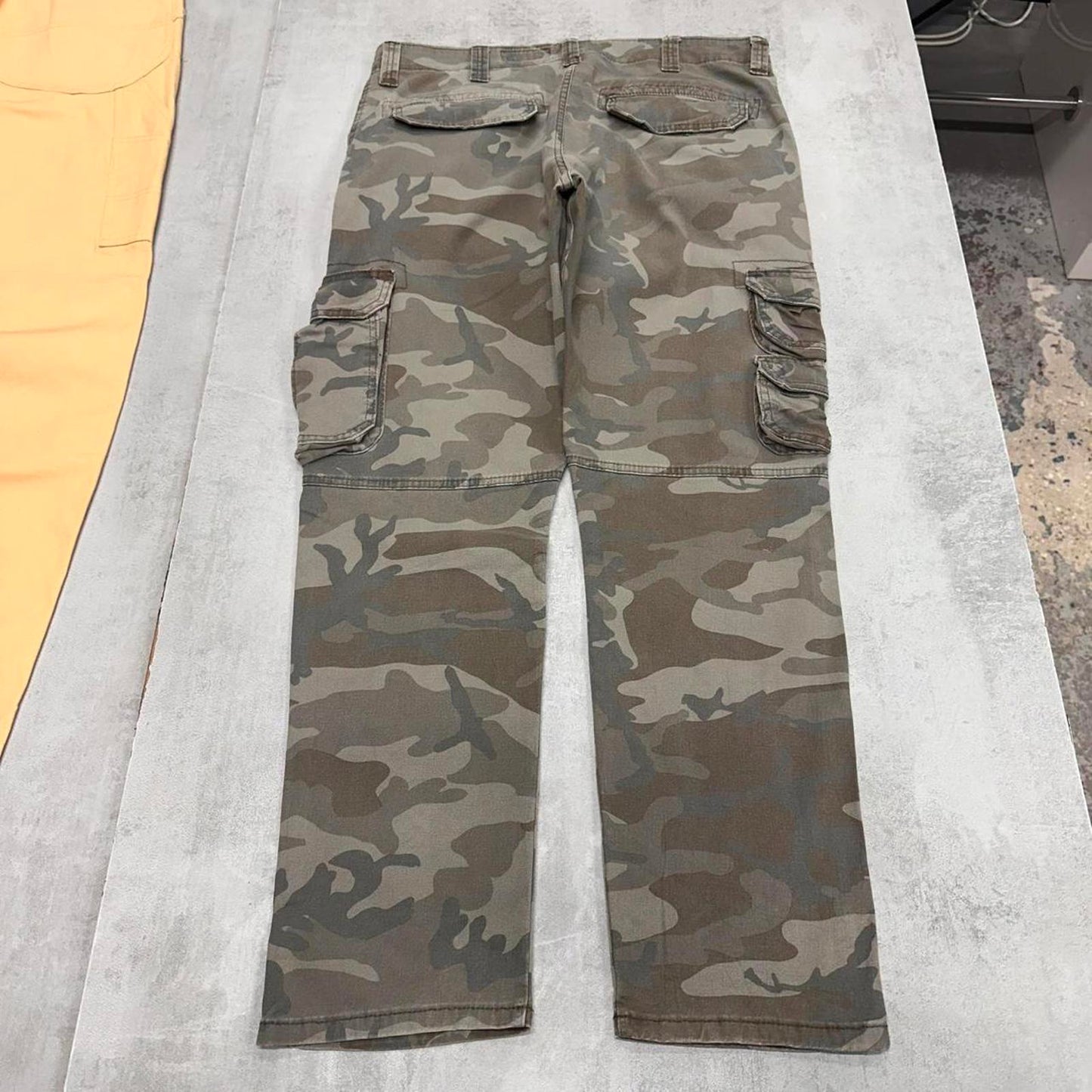 Camo Wrangler cargo pants W36L30 faded green forest camouflage straight y2k style carpenter trousers