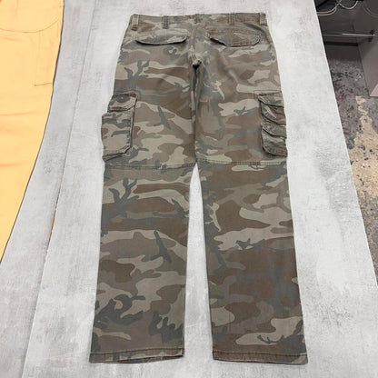 Camo Wrangler cargo pants W36L30 faded green forest camouflage straight y2k style carpenter trousers