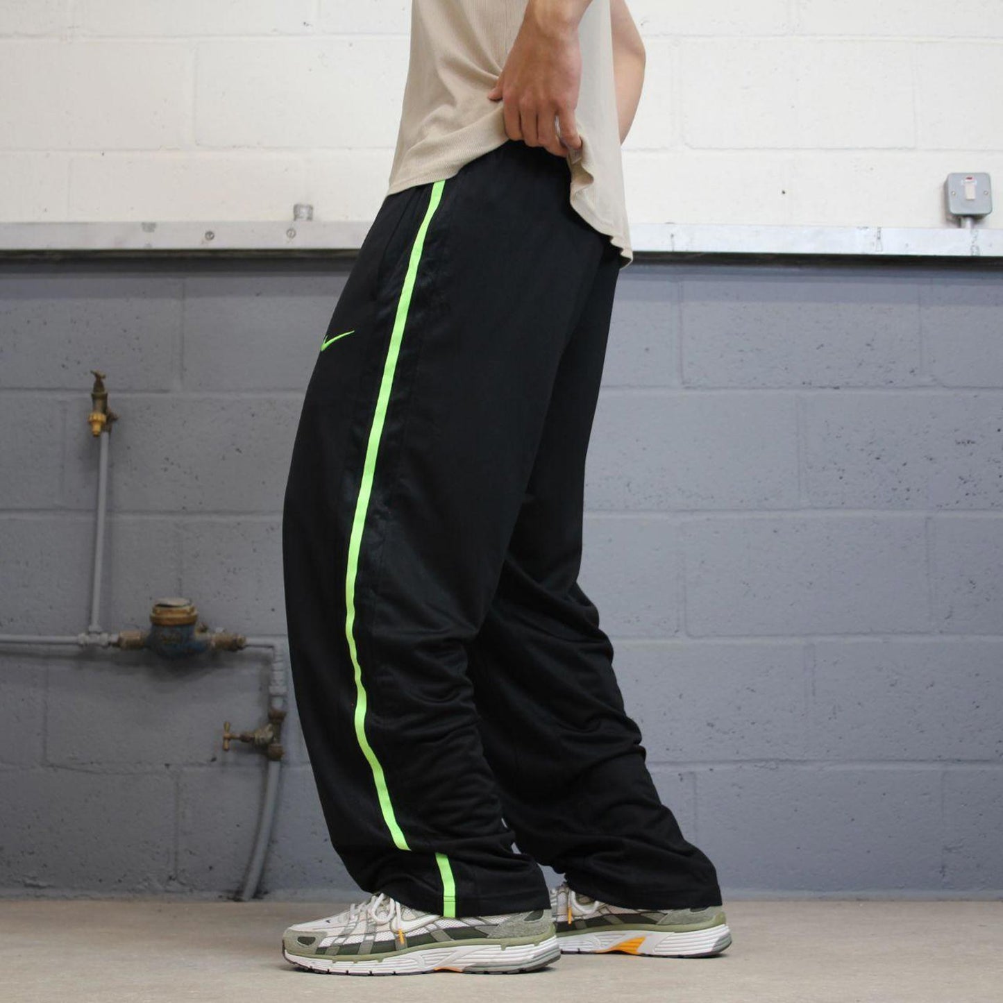 Baggy Nike Trackies Large Black y2k 00s style loose wide leg joggers embroidered logo side stripe
