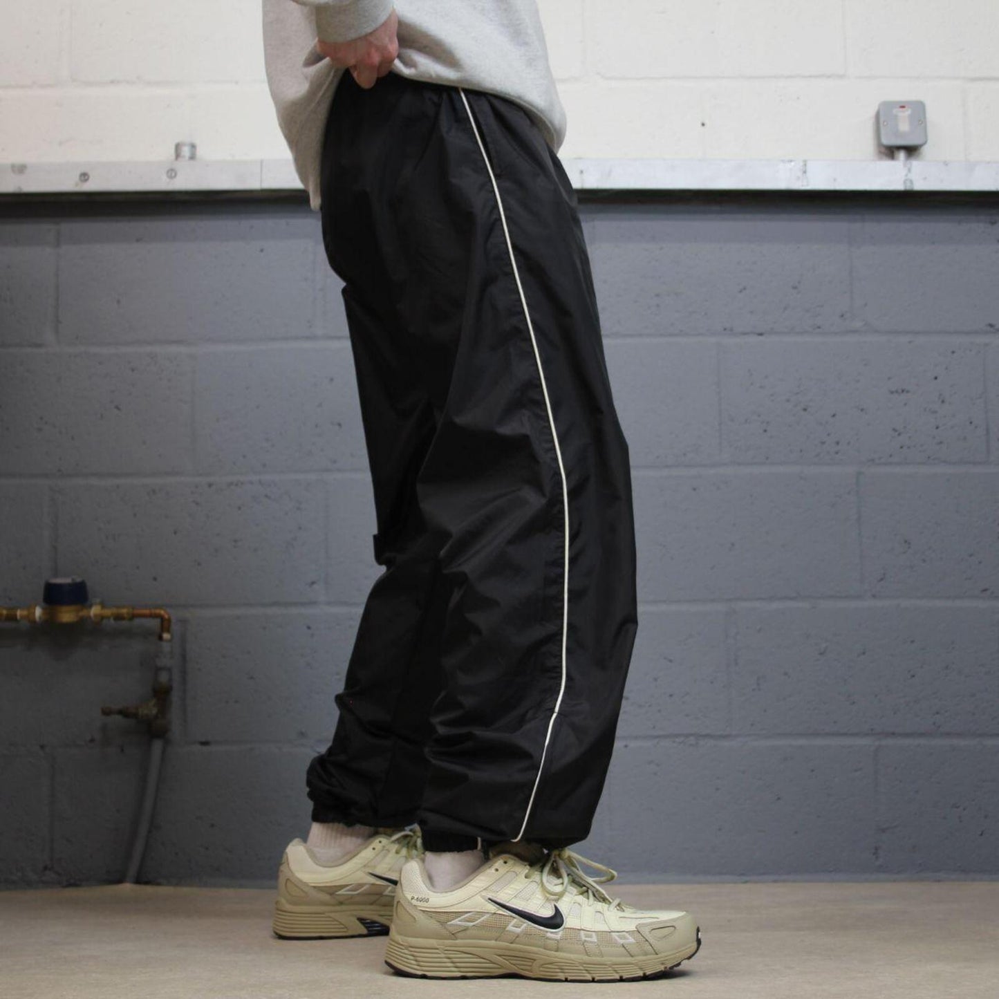 Reebok tracksuit bottoms Y2K black Loose unlined lightweight side stripe track pants