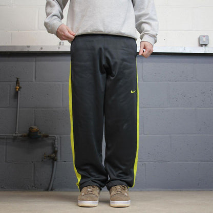 Nike Therma Fit Trackies Small Grey y2k 00s style loose leg joggers embroidered logo