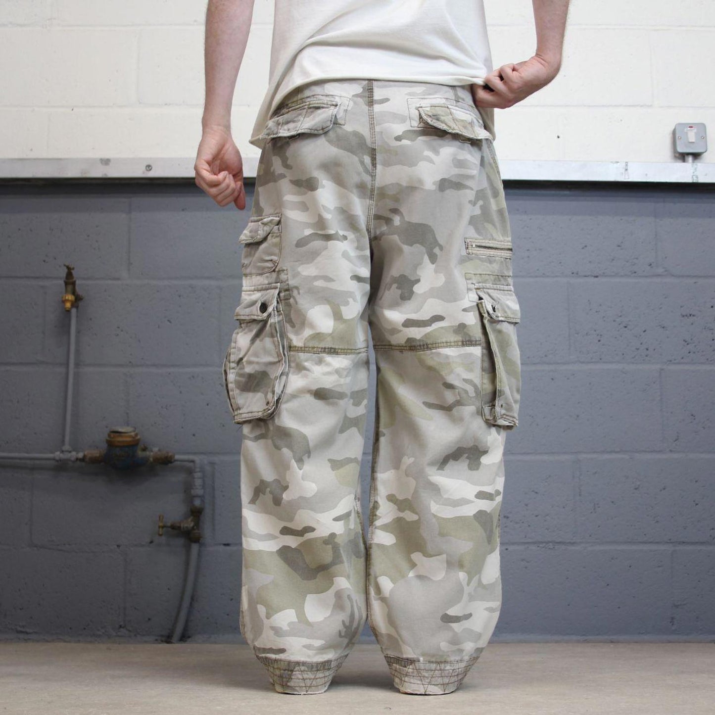 Baggy camo No Boundaries cargo pants W36L28 khaki grey camouflage loose y2k style cargos utility