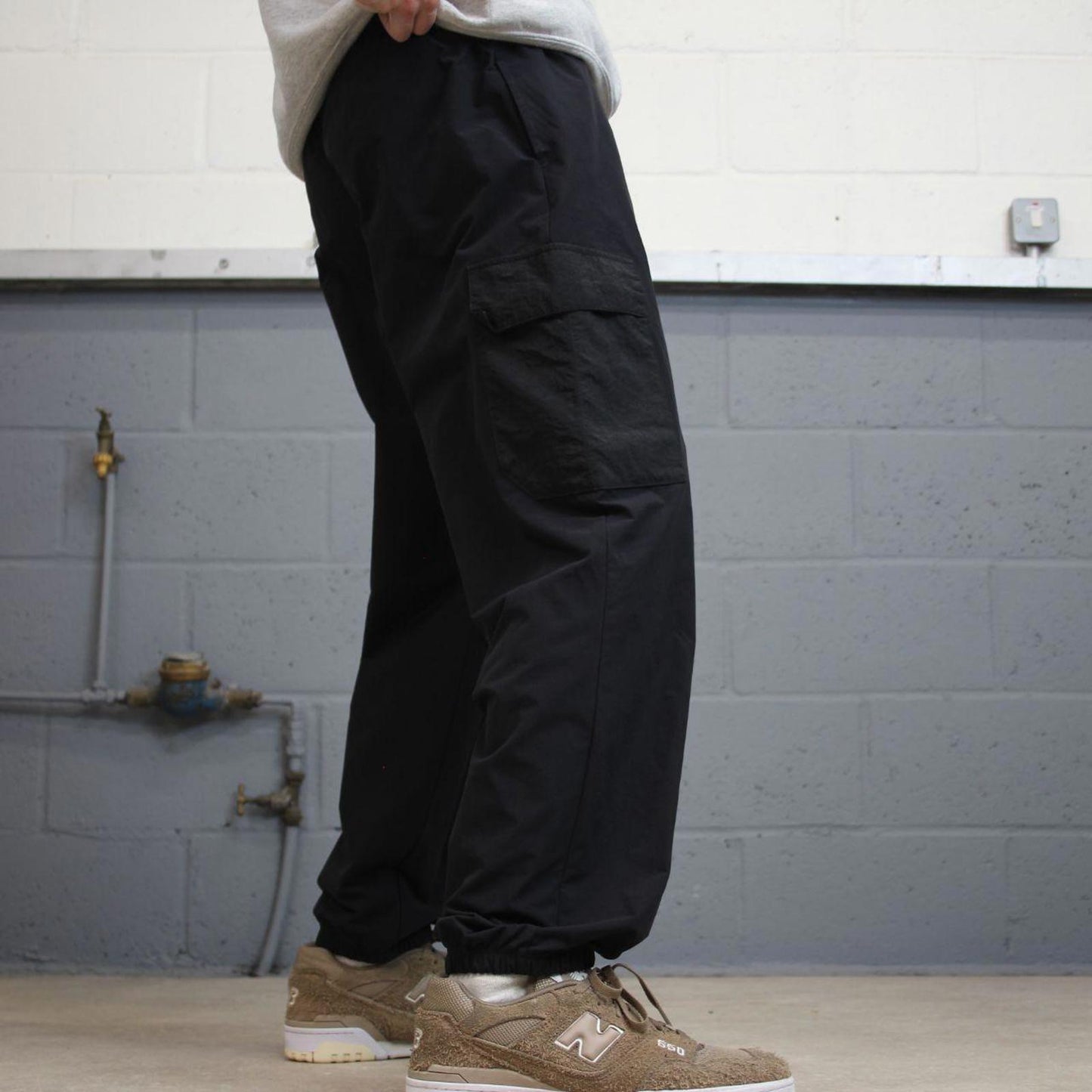 Black Nike cargo trackies L loose y2k floaty leg joggers patch logo
