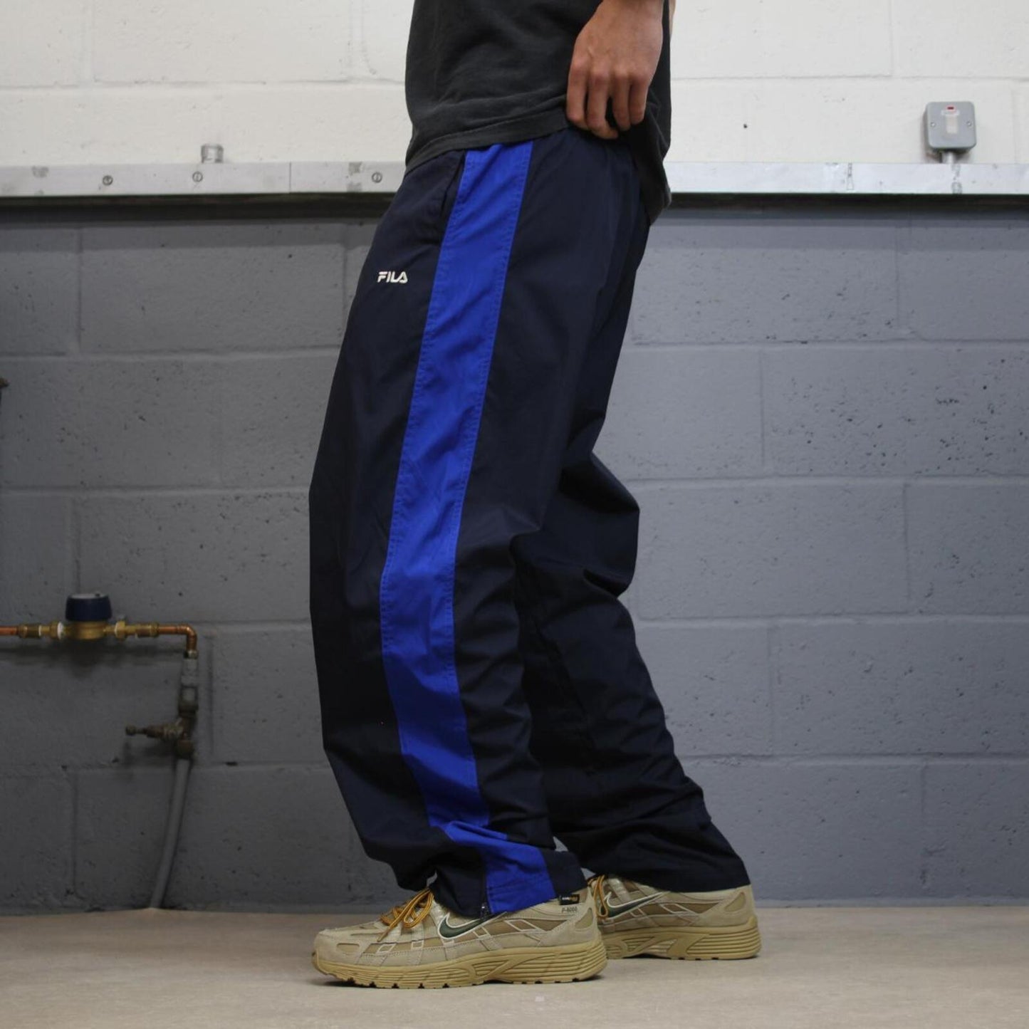 Y2K FILA tracksuit bottoms navy Loose embroidered lined side stripe track pants