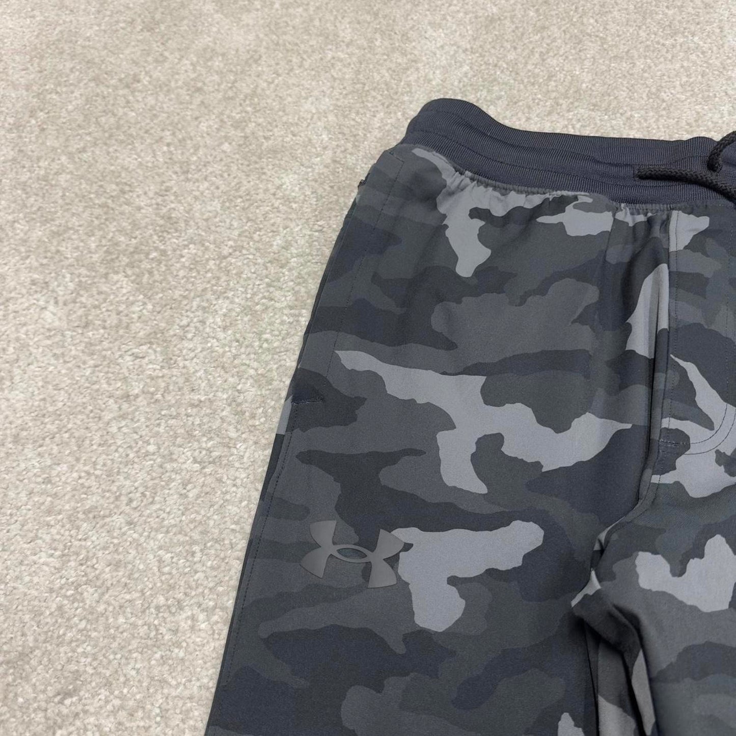 00s Under Armour tracksuit bottoms y2k M camo joggers embroidered logos gym wear trackies