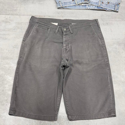 Mens Levi’s shorts W38