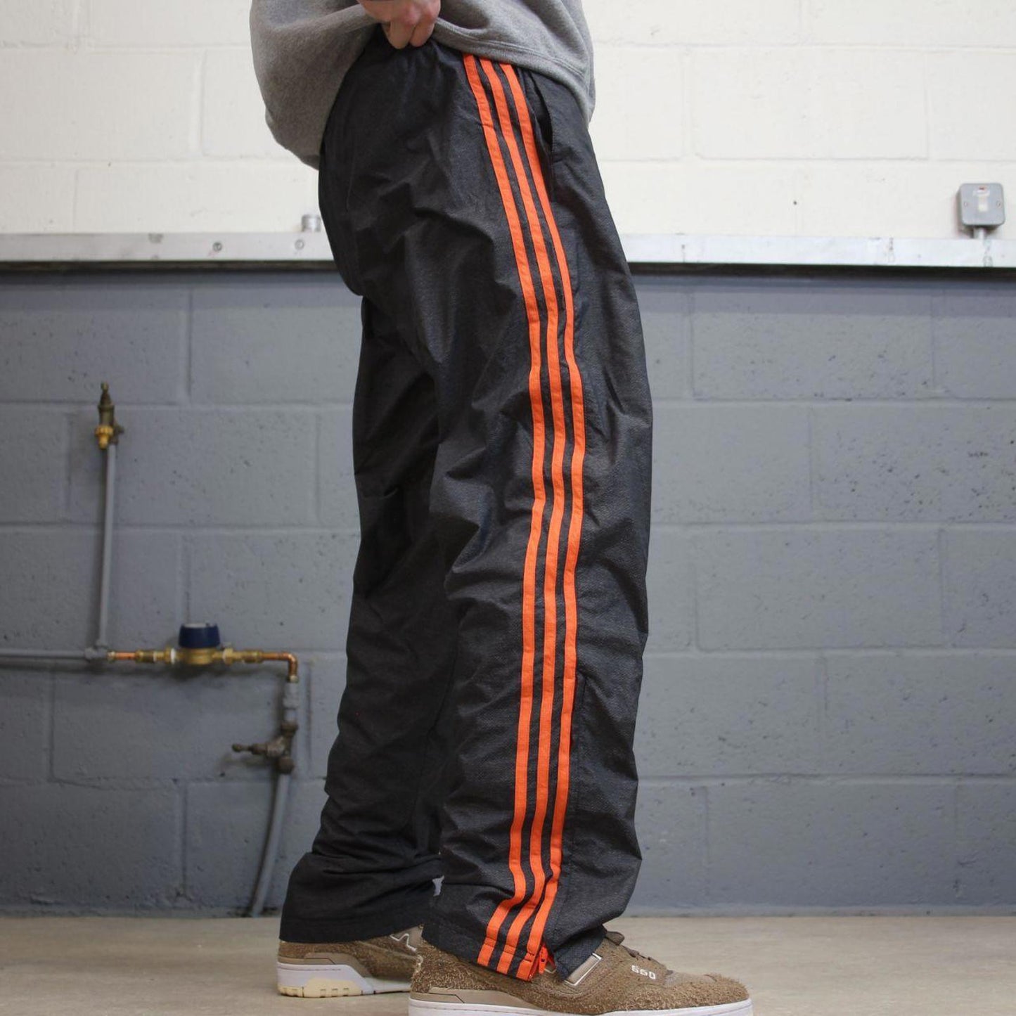 Y2K Adidas tracksuit bottoms grey Loose leg lined orange striped track pants