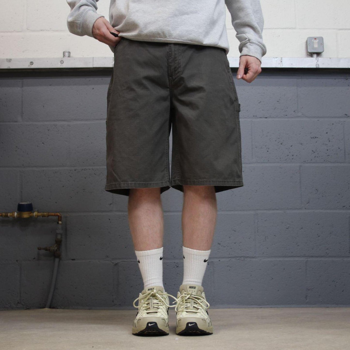 Baggy carpenter shorts workwear grey Wolverine skater style summer festival cargo jorts