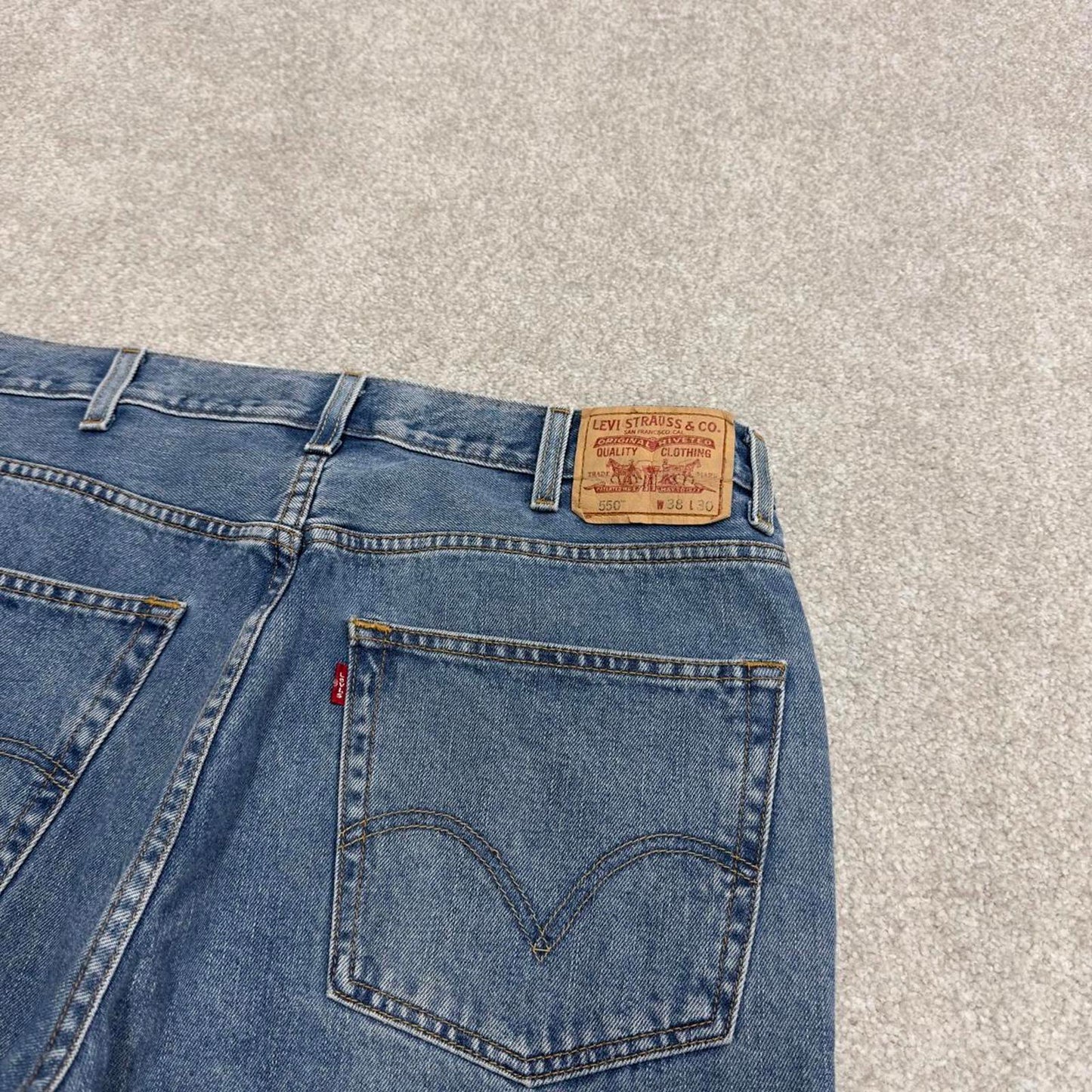 Vintage Y2K Levi’s 550 jeans blue W38L30 Loose straight leg 00s style denim pants red tab logo