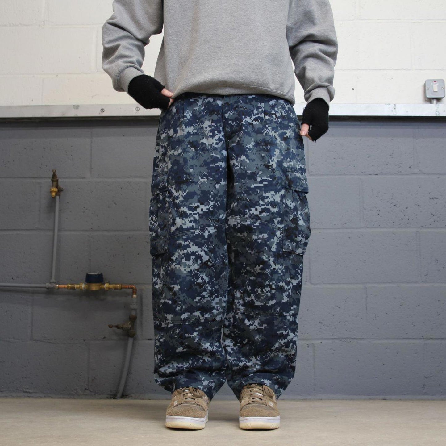 US Navy cargo pants W34L28 baggy blue USN digital camouflage trousers double knee pleated