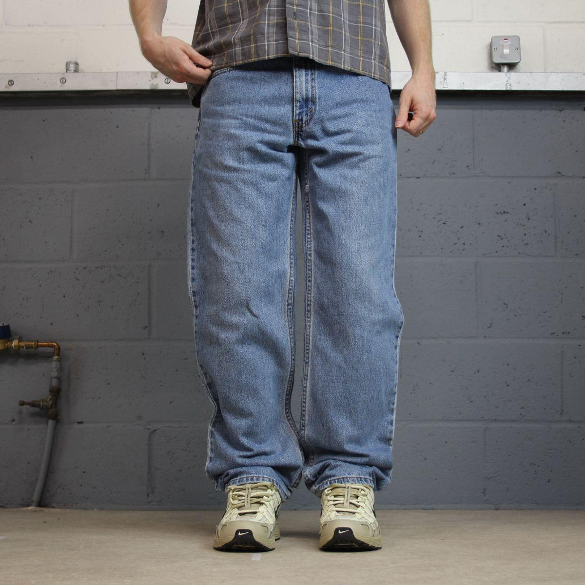 Levi’s 550 jeans Y2K blue relaxed denim Levi’s loose leg 2000s style pants red tab logo