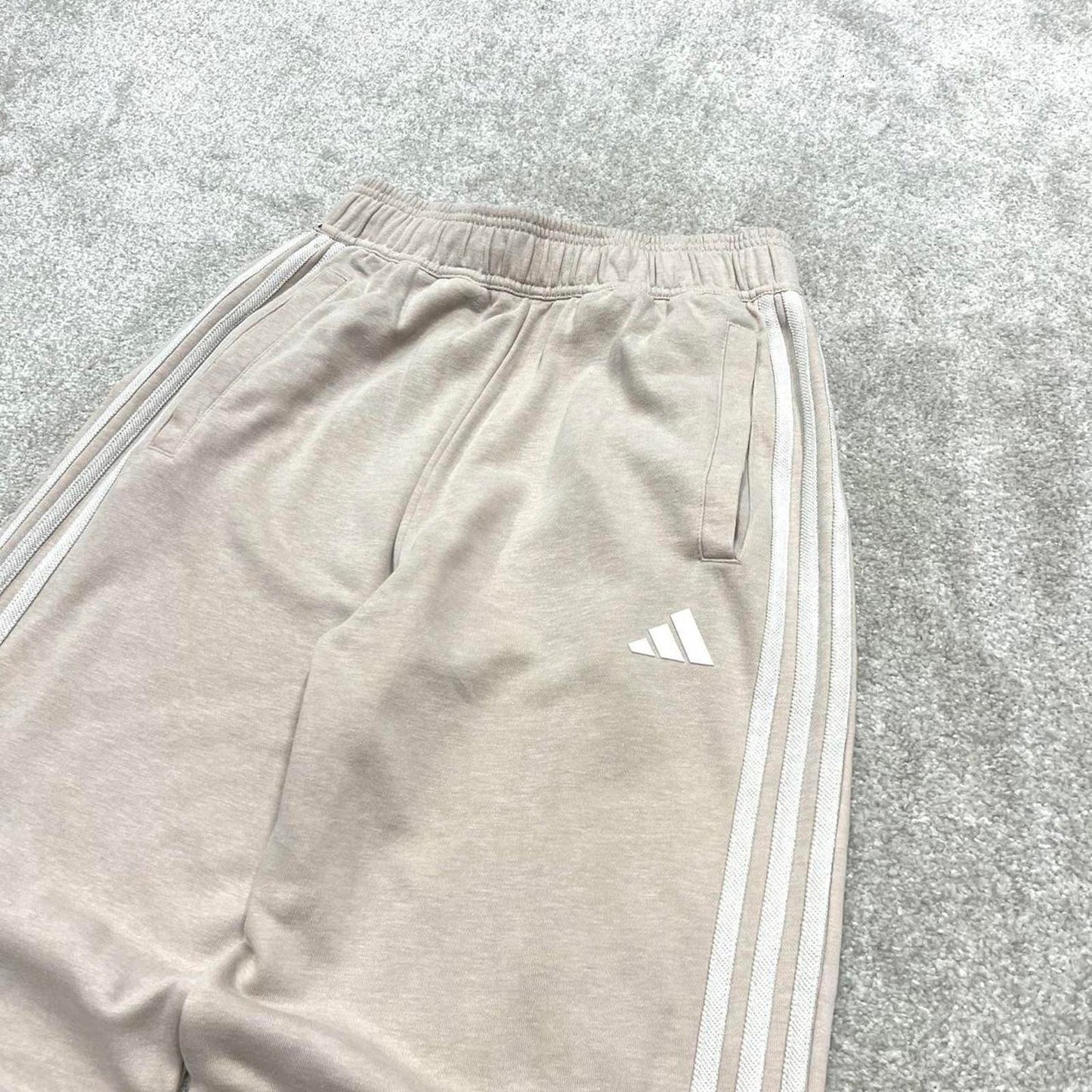 Y2k 00s Adidas joggers stripes S loose beige sweatpants side stripes gym wear