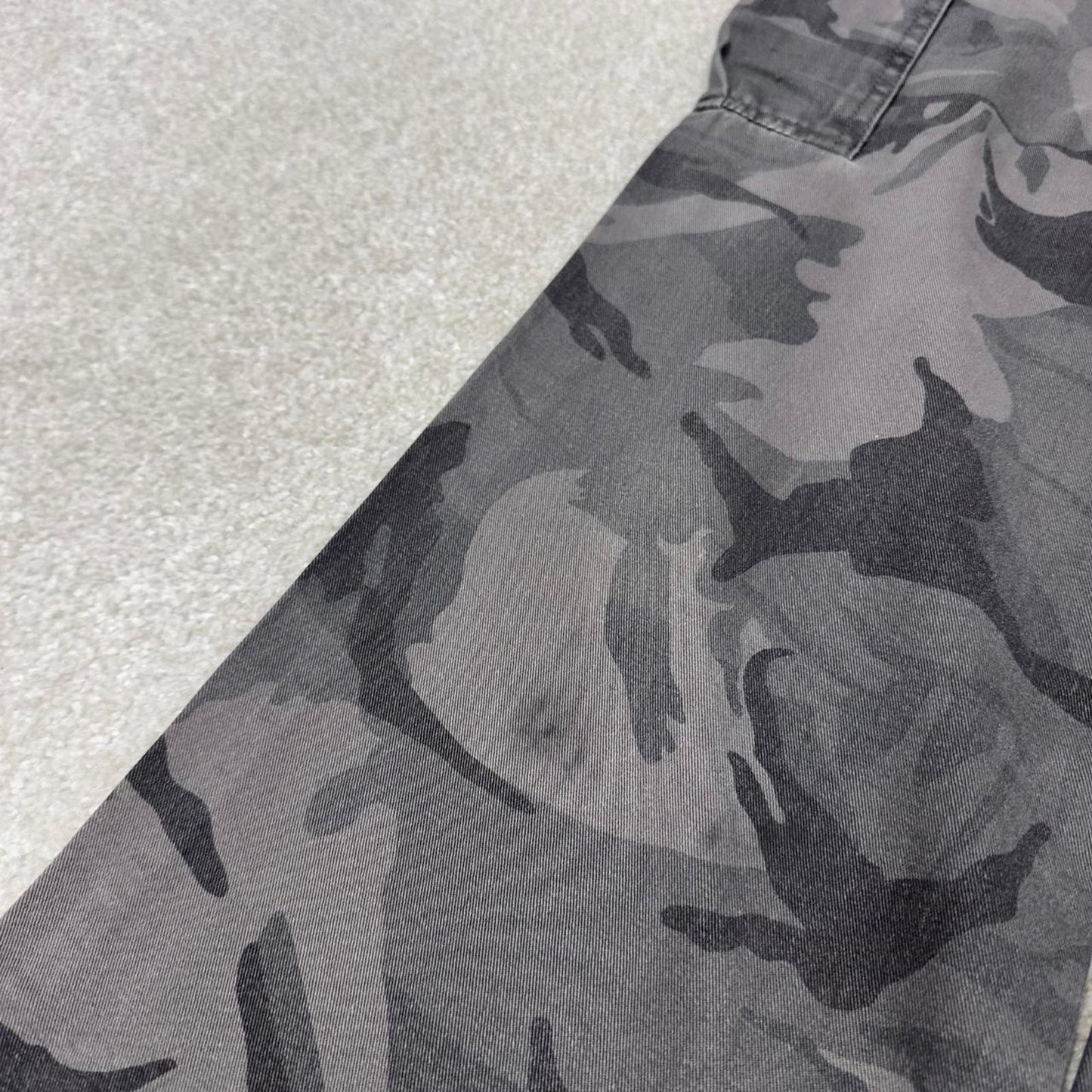 Camo Wrangler cargo pants W30L30 faded grey camouflage straight y2k style cargo trousers