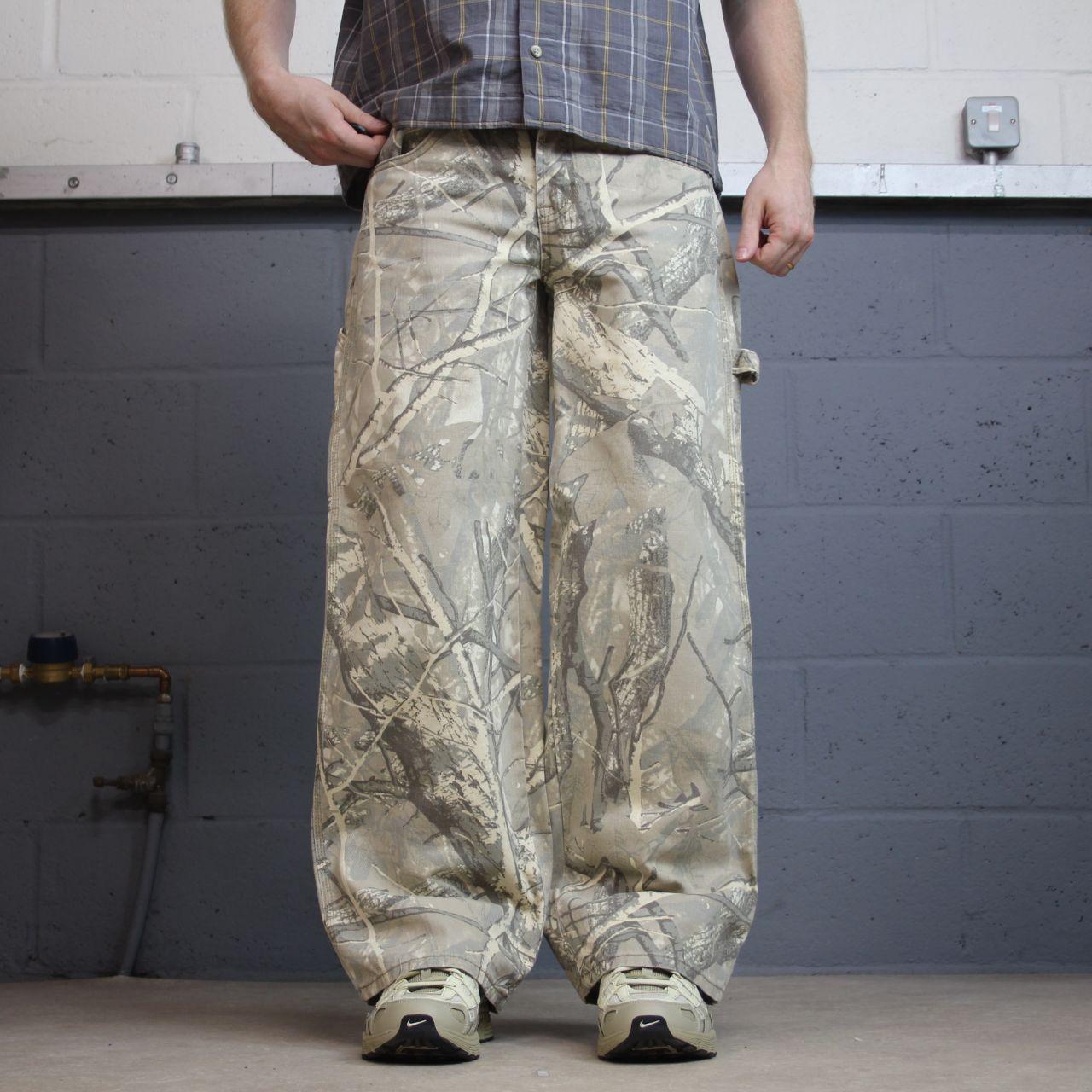Women’s Baggy camo carpenter pants Y2K 9 green Love Soho loose leg camouflage utility trousers