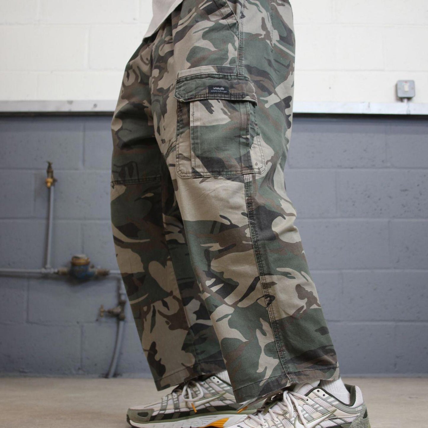Camo Wrangler cargo pants W40L24.5 khaki forest camouflage relaxed straight y2k style cargo trousers