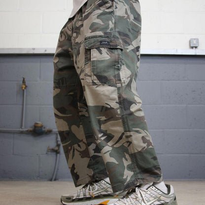 Camo Wrangler cargo pants W40L24.5 khaki forest camouflage relaxed straight y2k style cargo trousers