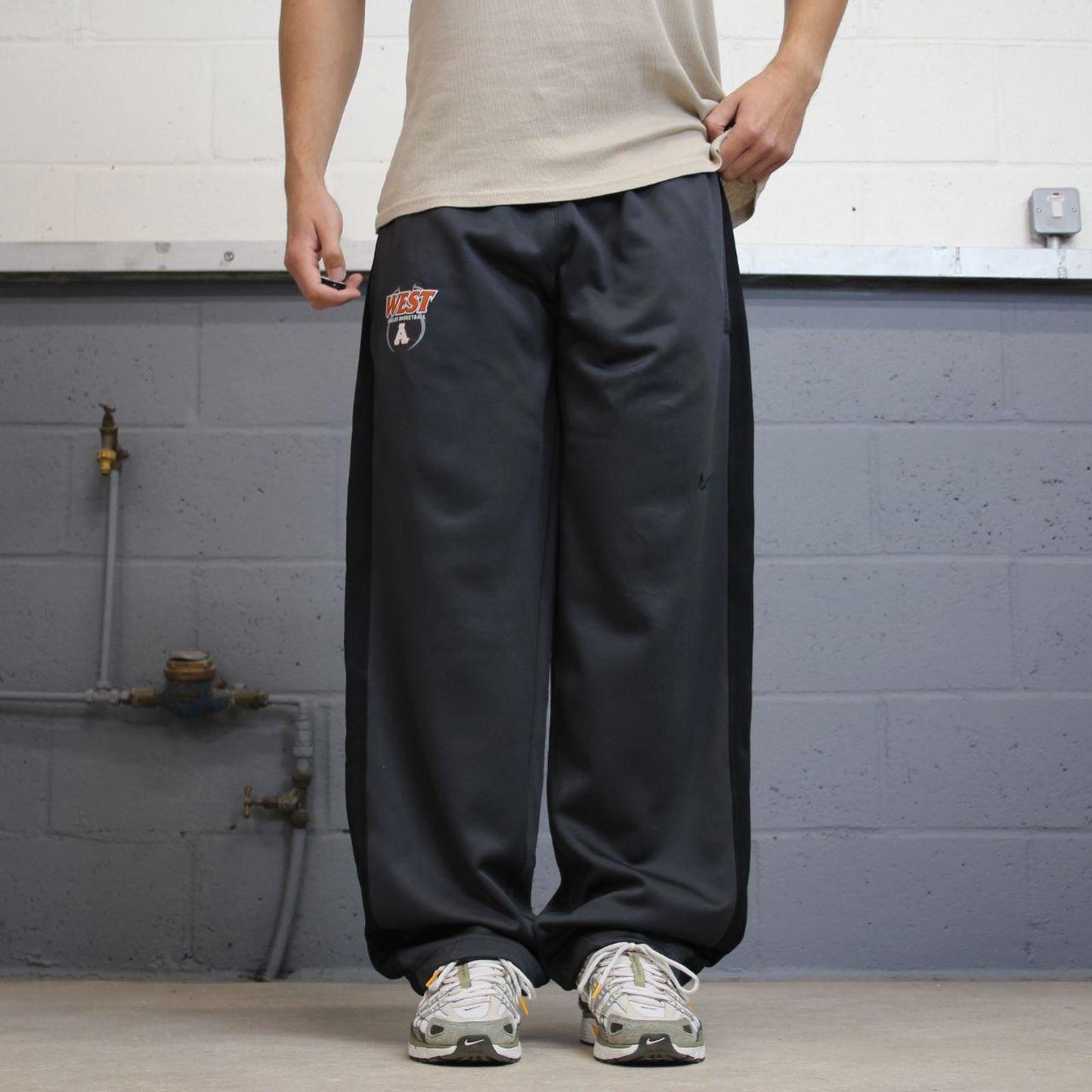 Baggy Nike Trackies XL Grey y2k 00s style fleece lined wide leg joggers embroidered logo side stripe