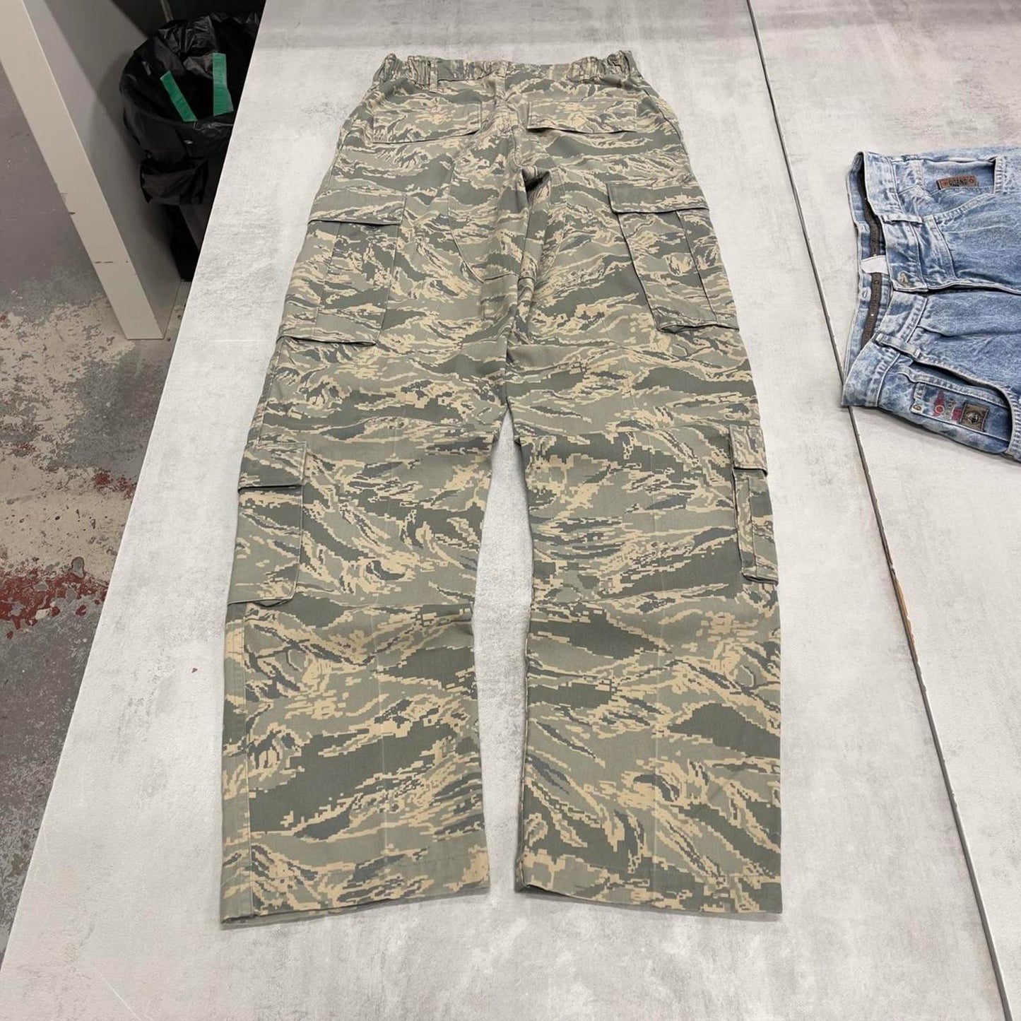 US Air Force cargo pants W30L36 baggy green digital camouflage trousers double knee utility