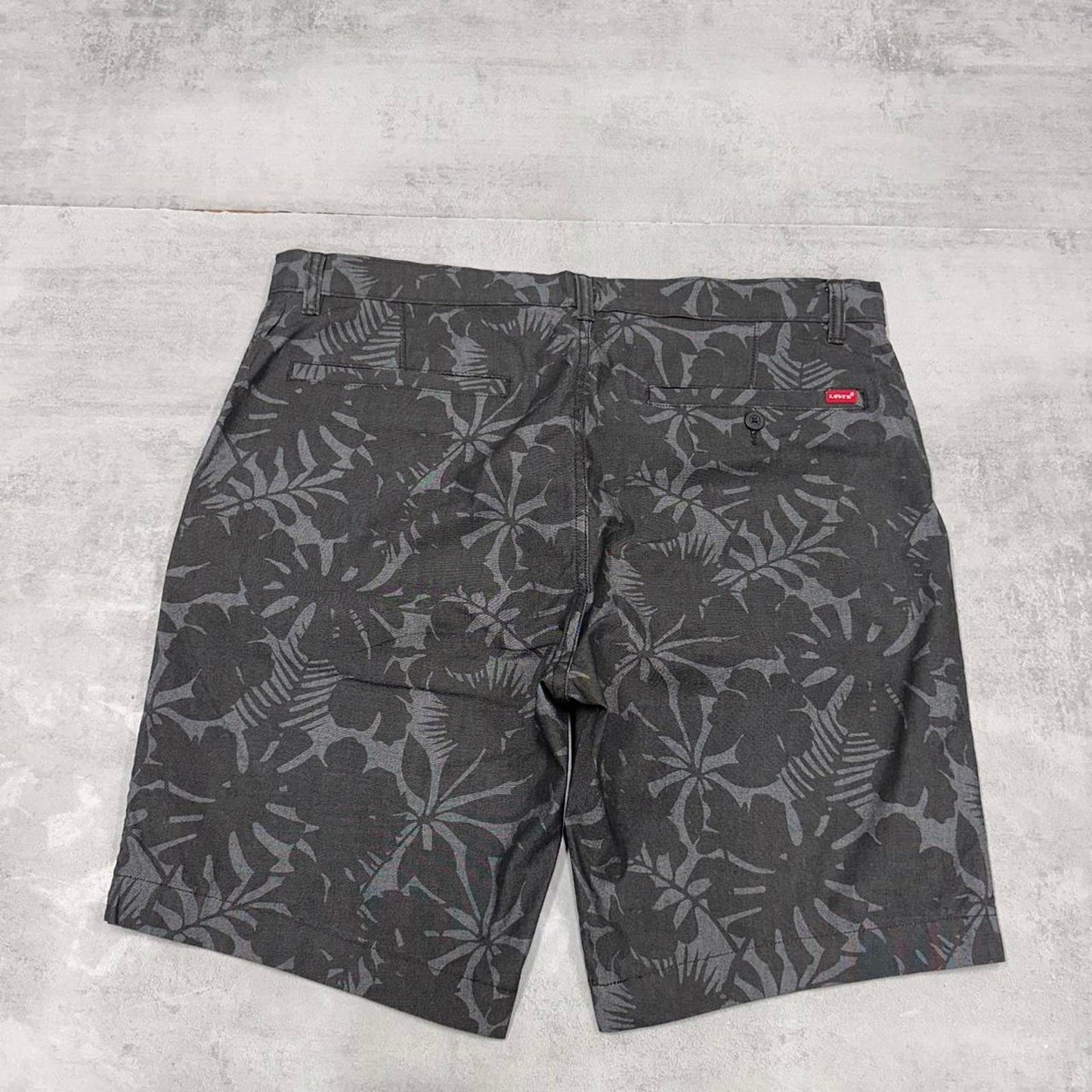 Mens Levi’s shorts W38
