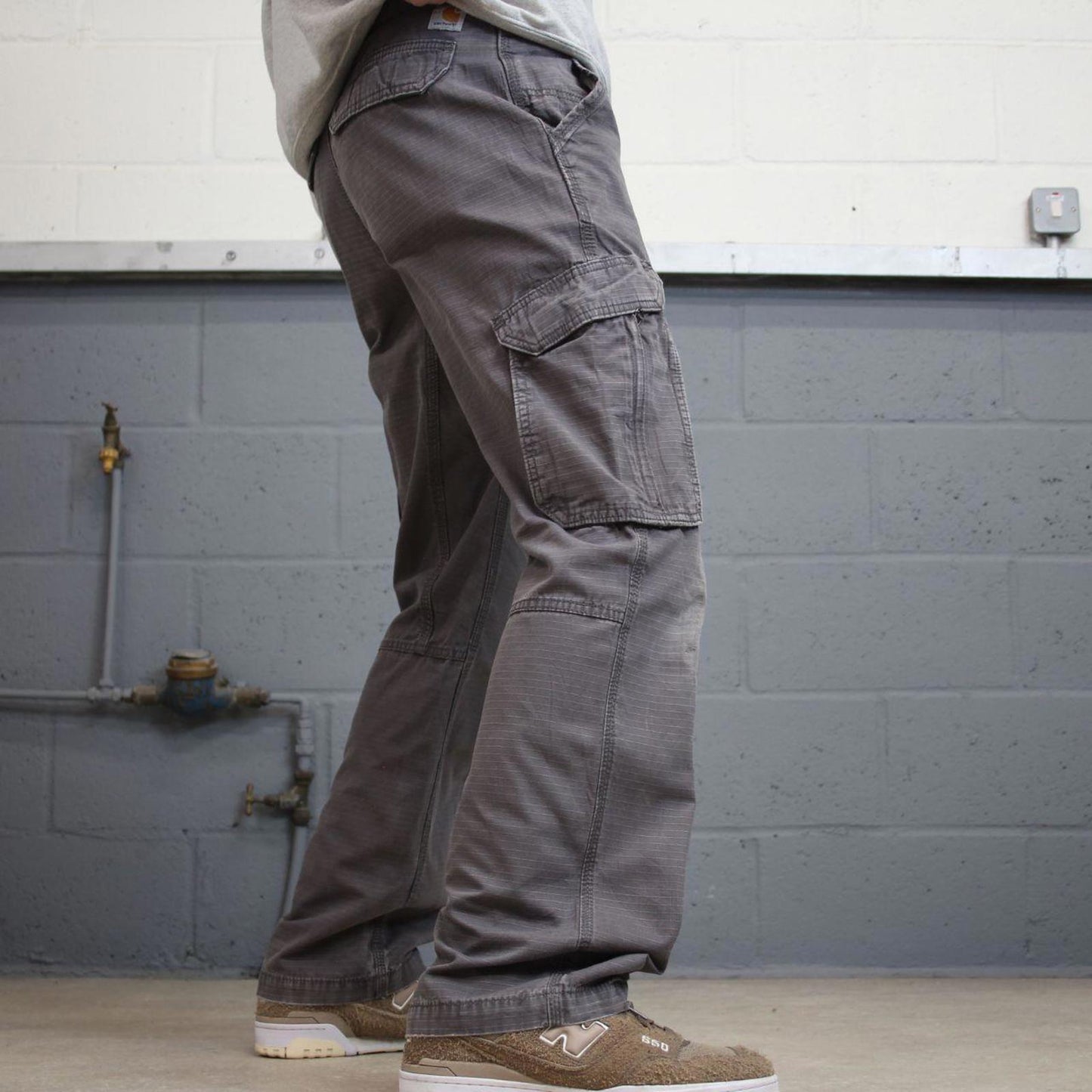 Grey Carhartt cargo pants W31L32 relaxed 90s style skater loose leg cargos patch logo