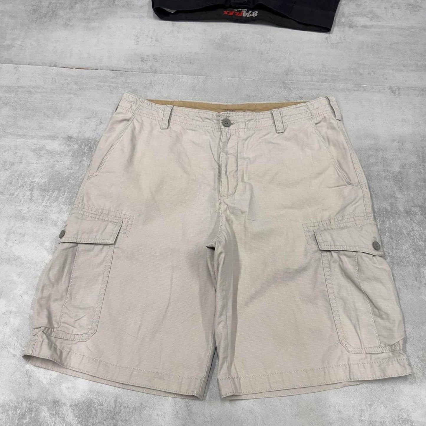 Beige IZOD cargo shorts W34