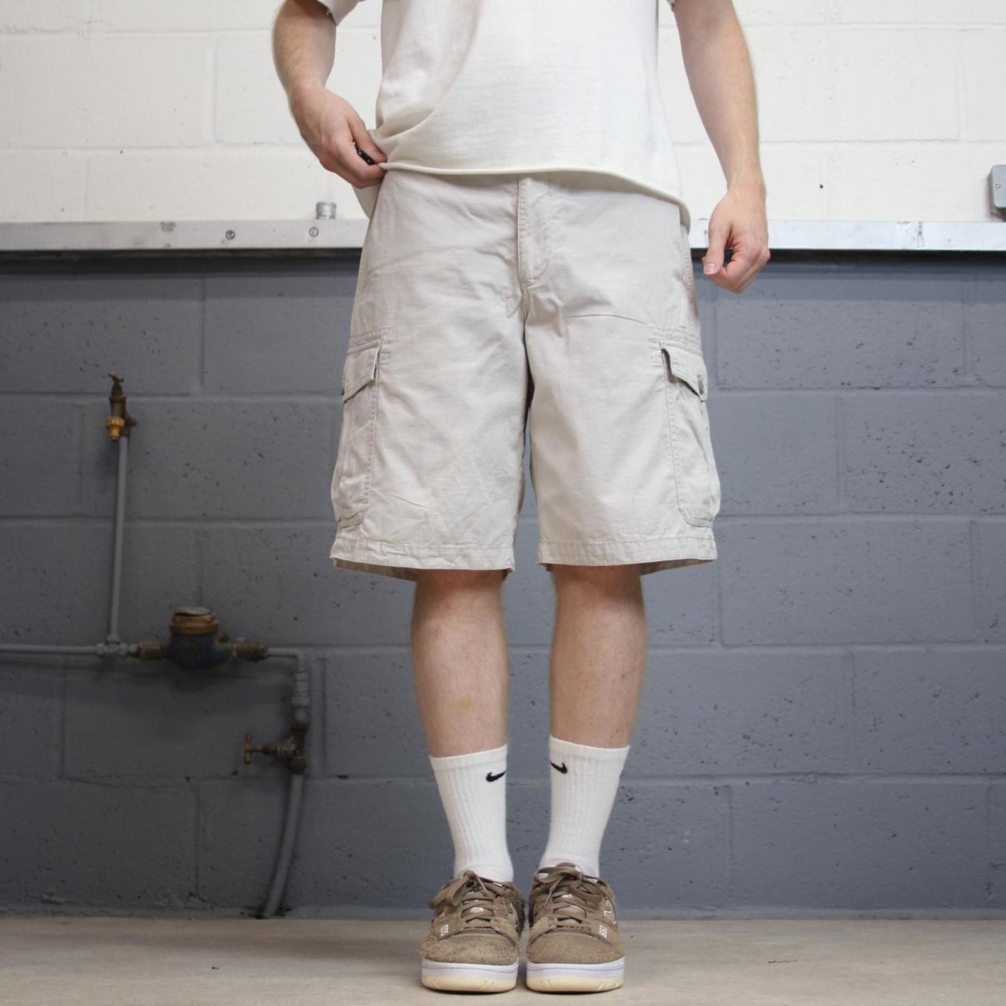 Beige IZOD cargo shorts W34