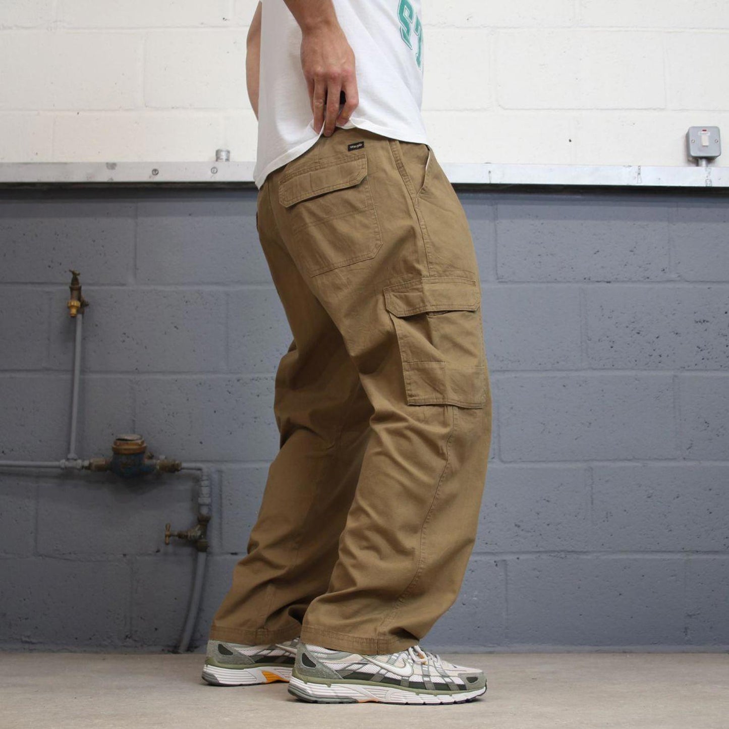 Wrangler cargo pants W38 L30 khaki loose lightweight floaty leg relaxed cargos