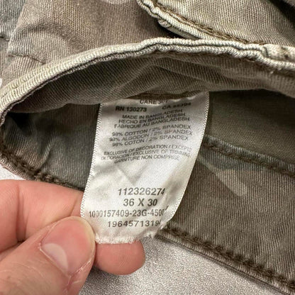 Camo Wrangler cargo pants W36L30 faded green forest camouflage straight y2k style carpenter trousers