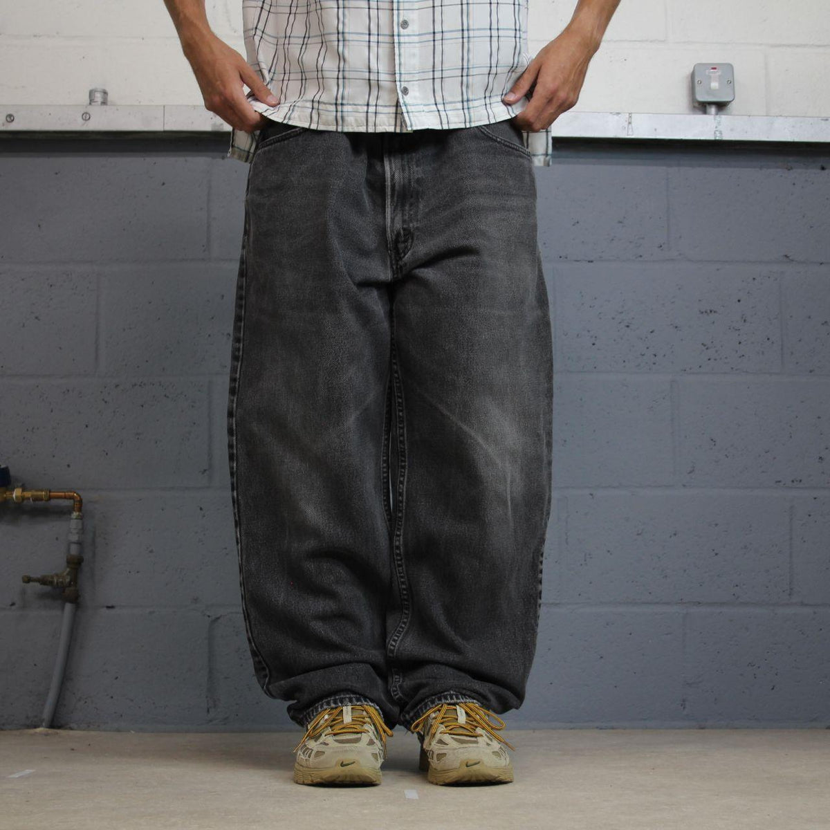 Levi’s 550 jeans Y2K relaxed fit denim faded black Levi’s loose leg 2000s style pants red tab logo