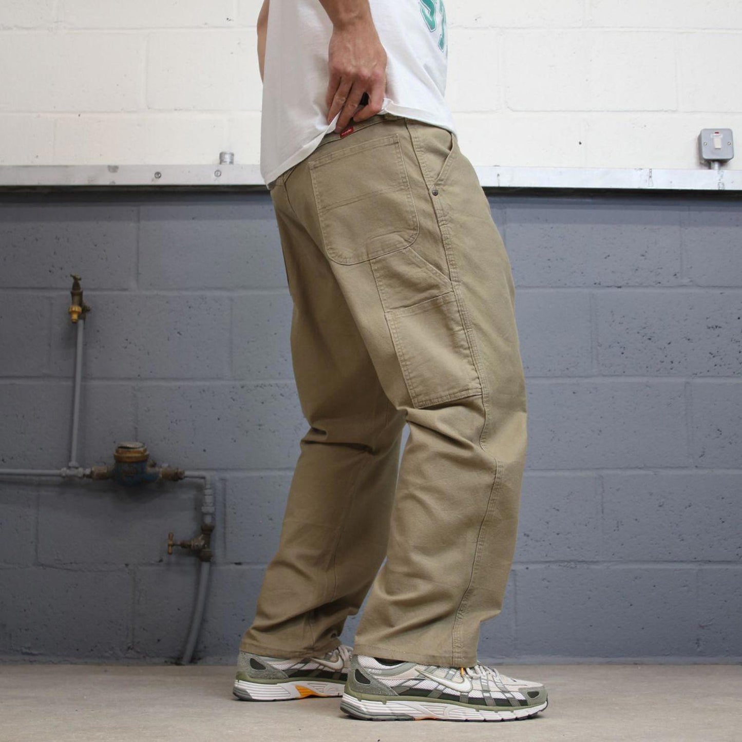 Khaki Wrangler carpenter pants W40L30 loose cargo skater style jeans