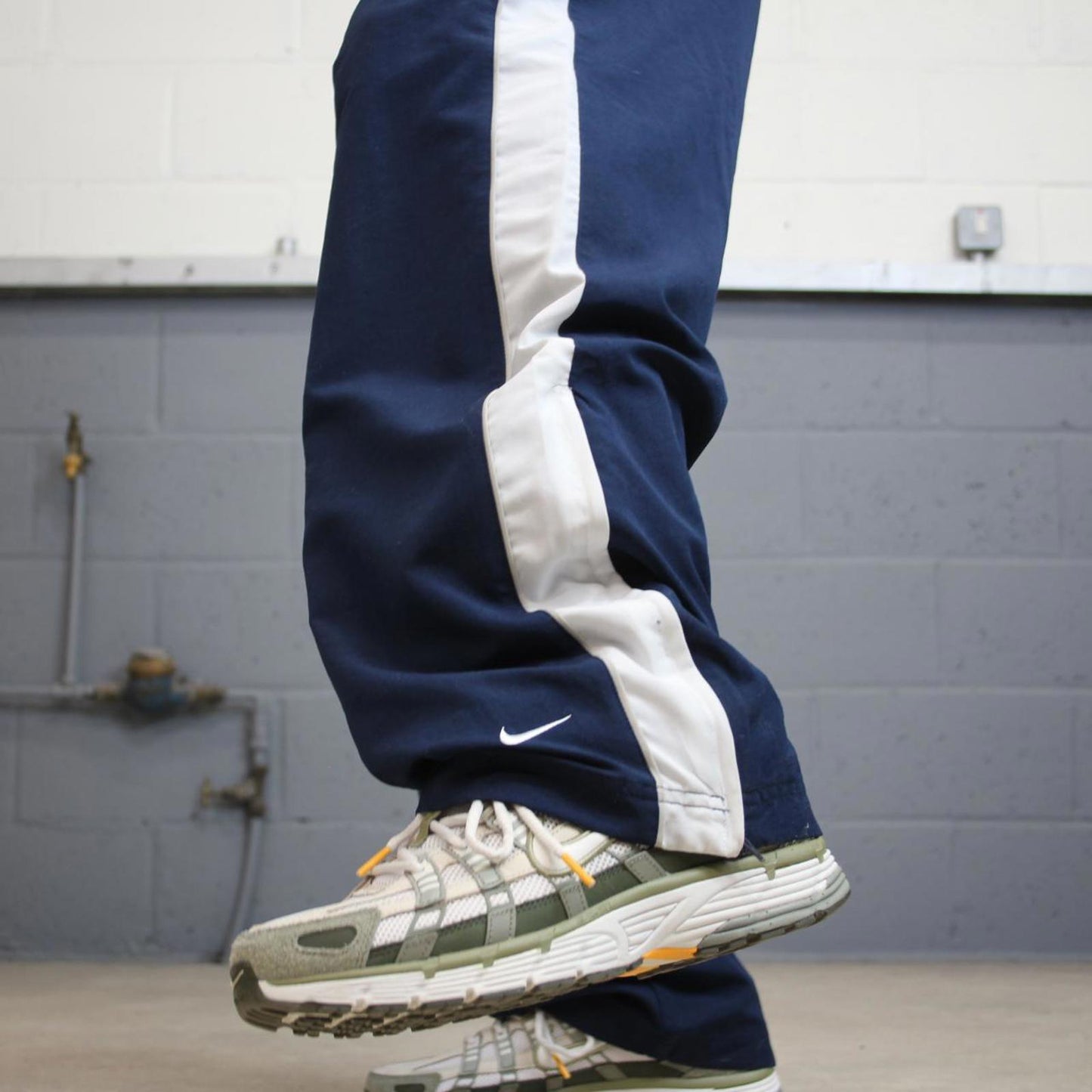 Baggy Nike Trackies XL Navy y2k 00s style loose wide leg joggers embroidered swoosh logo mesh lining