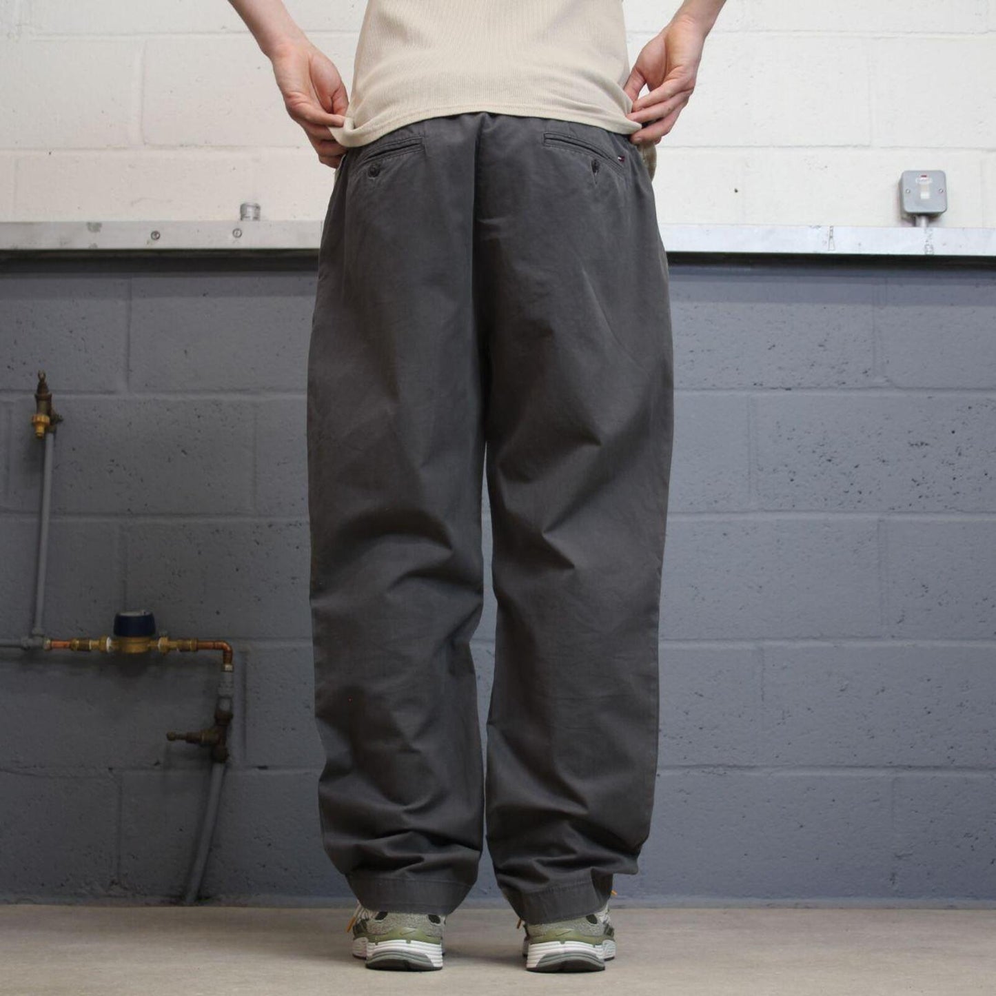 Y2K loose Tommy Hilfiger chino pants grey W38L32 Straight leg chino style trousers