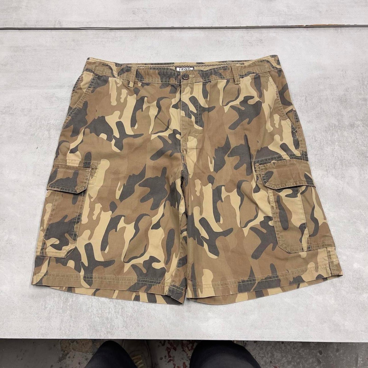 Baggy camo IZOD cargo shorts W38