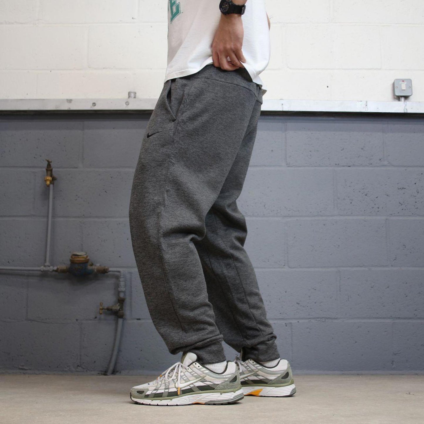Nike Therma Fit Trackies Large Grey y2k 00s style loose leg joggers embroidered logo