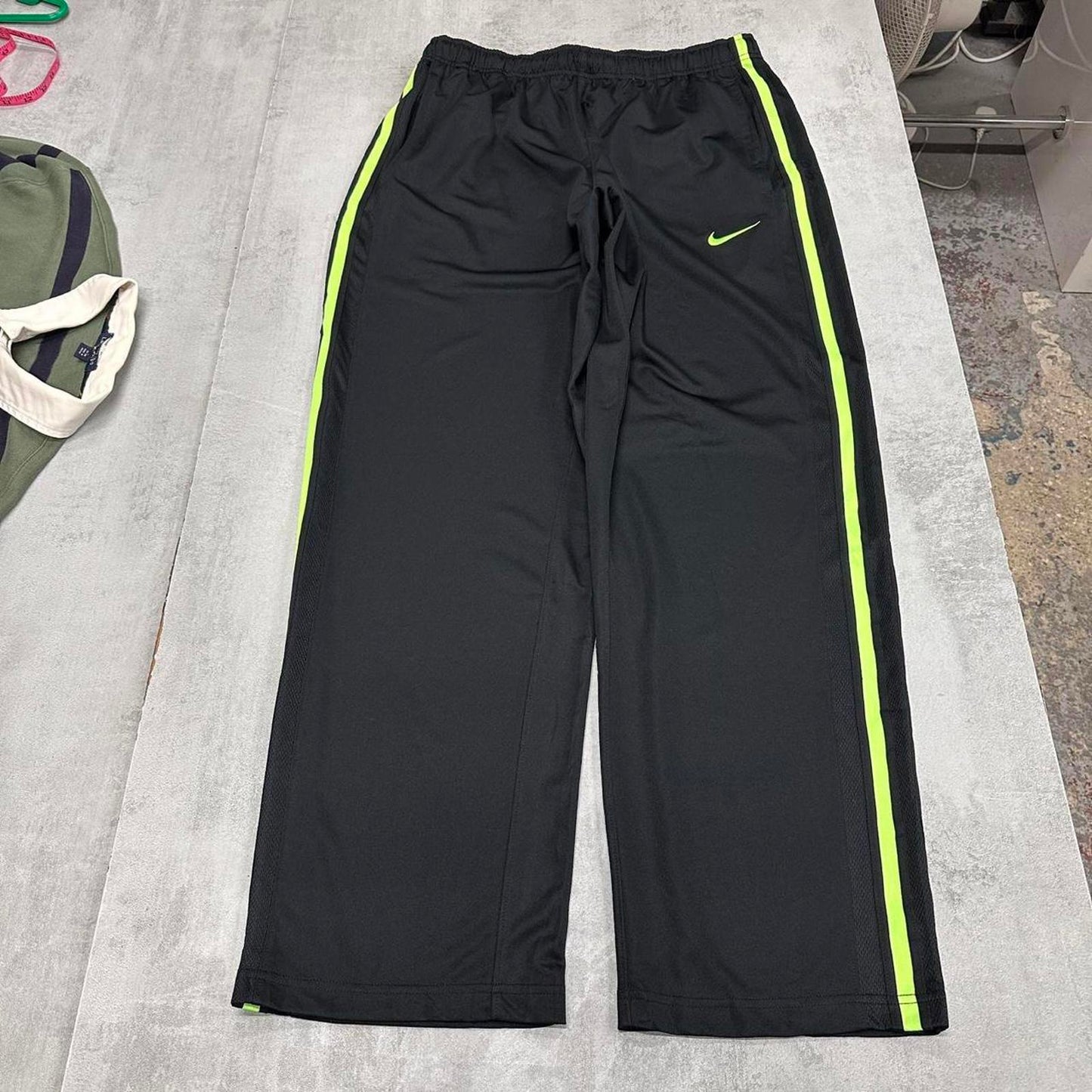 Baggy Nike Trackies Large Black y2k 00s style loose wide leg joggers embroidered logo side stripe