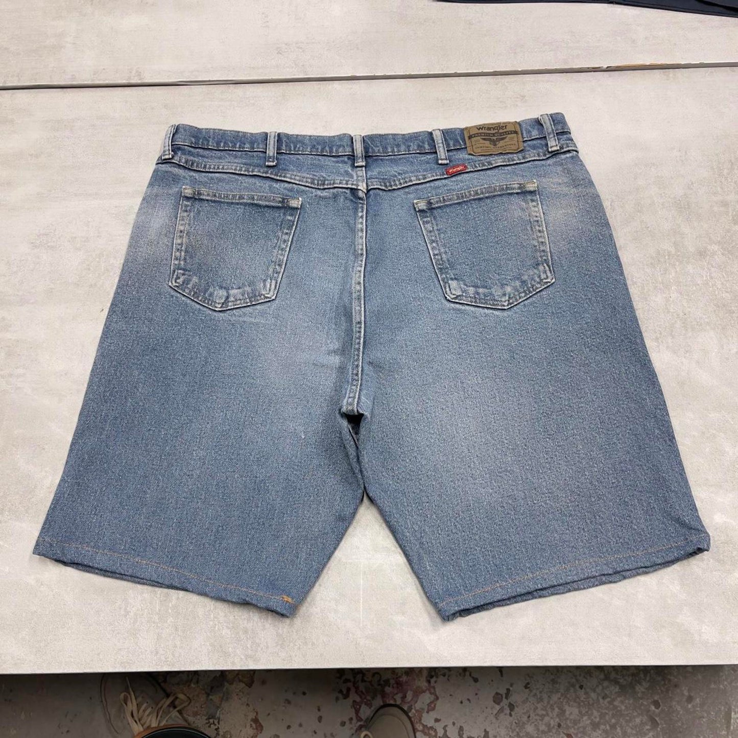 Blue Wrangler denim jorts W42