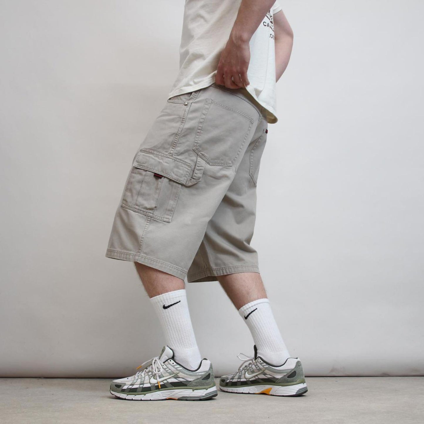 Beige baggy FUBU cargo shorts W36 loose carpenter 90s style skater shorts
