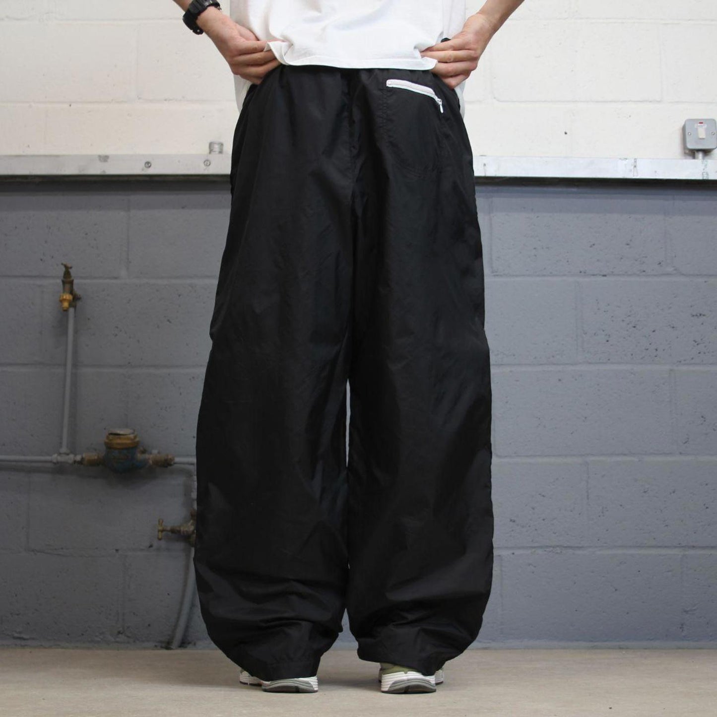 Black Baggy Nike trackies XL 16-18 loose y2k floaty leg joggers embroidered logo