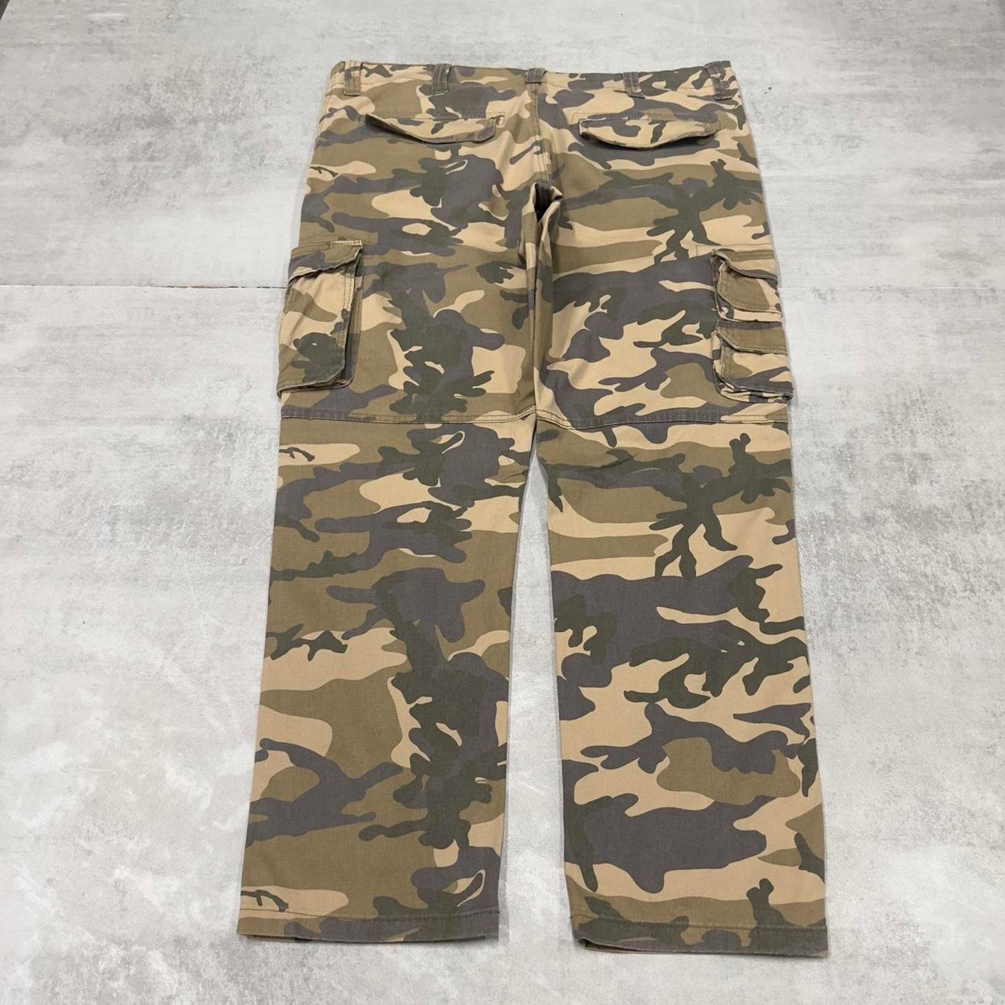 Wrangler camo cargo pants skater workwear W40L30 khaki forest camouflage straight y2k style trousers