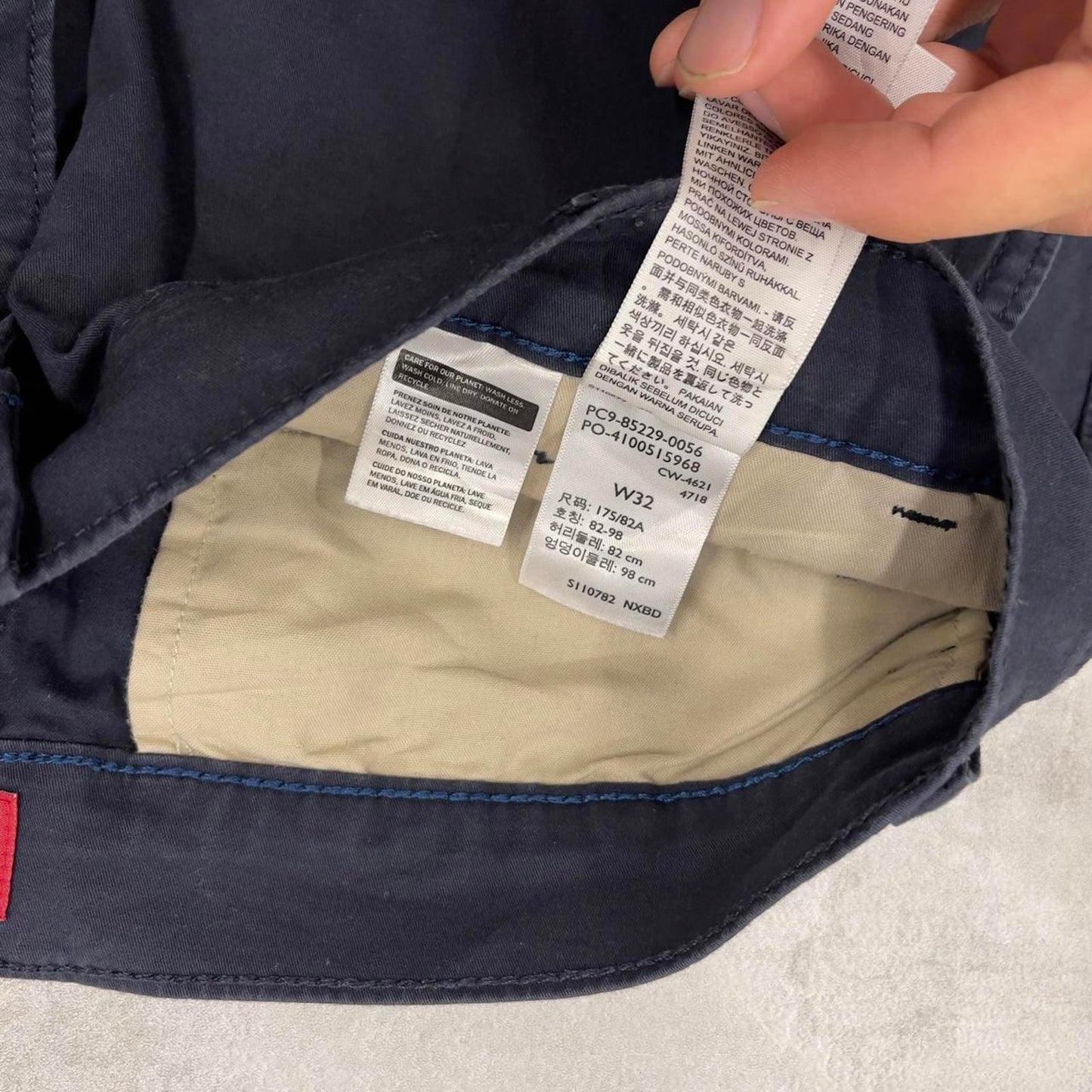 Mens Navy Levis shorts W32