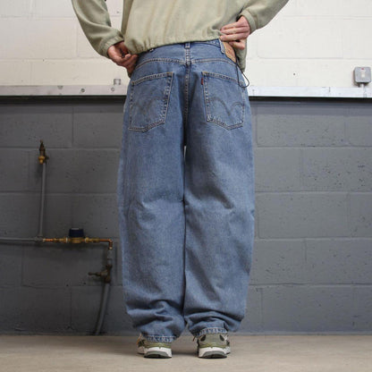 Vintage Y2K Levi’s 550 jeans blue W38L30 Loose straight leg 00s style denim pants red tab logo