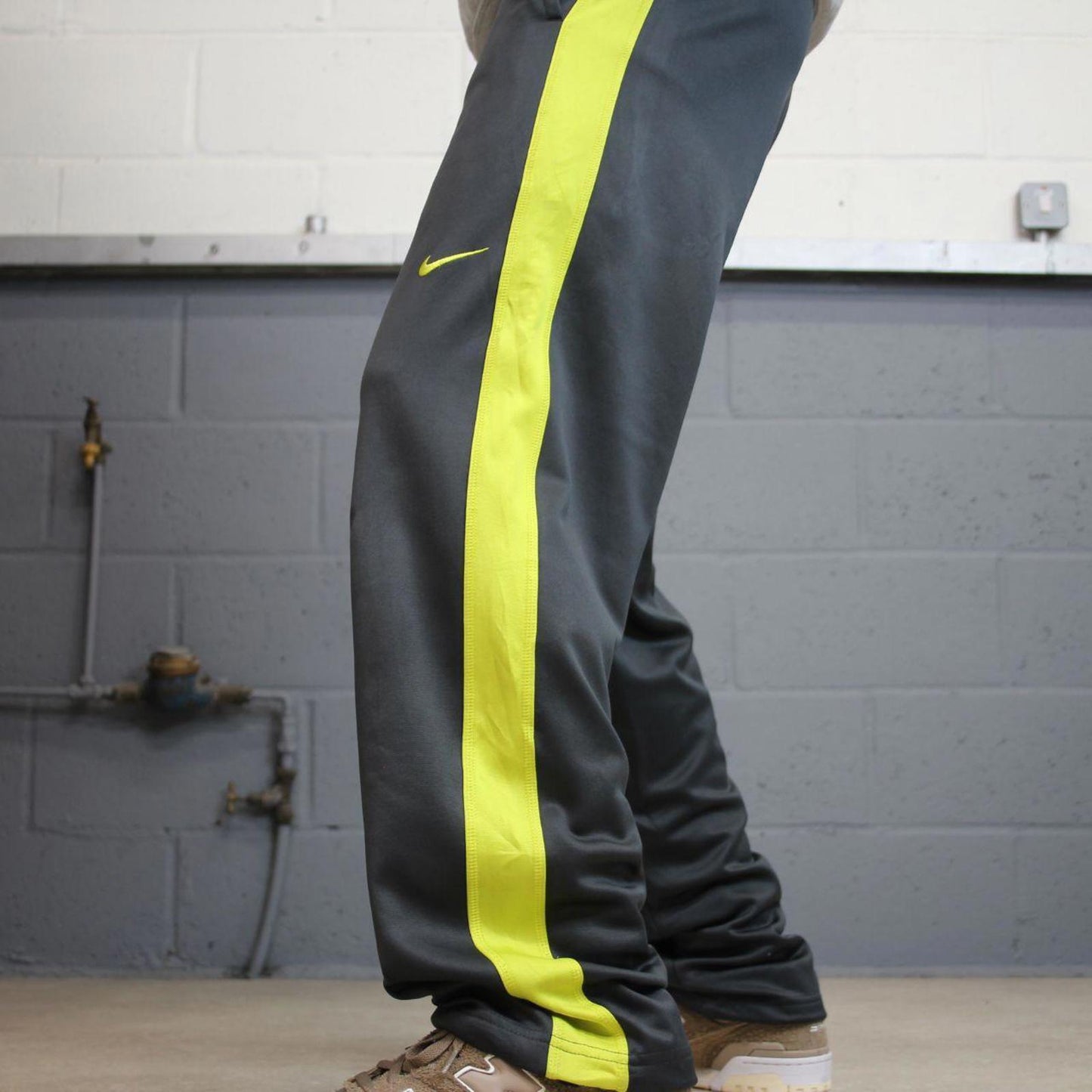 Nike Therma Fit Trackies Small Grey y2k 00s style loose leg joggers embroidered logo