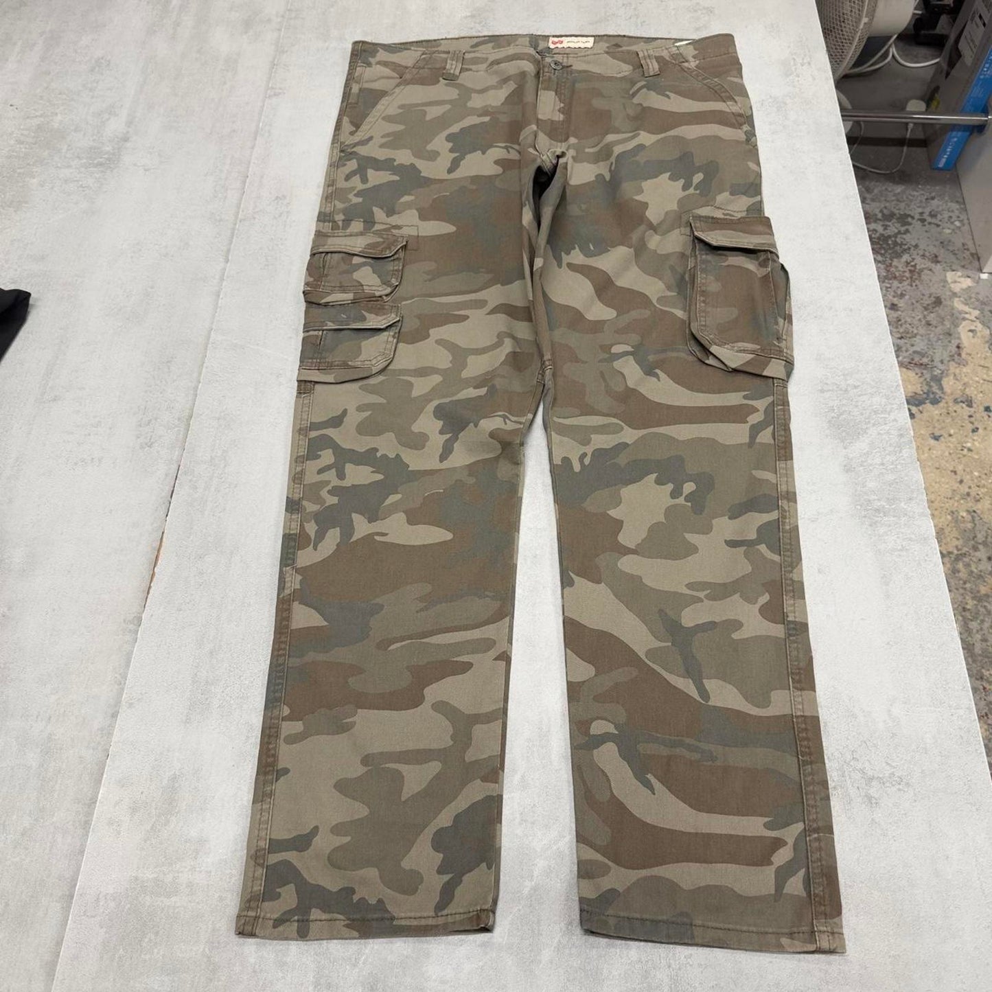 Camo Wrangler cargo pants W40L32 khaki forest camouflage straight y2k style cargo trousers