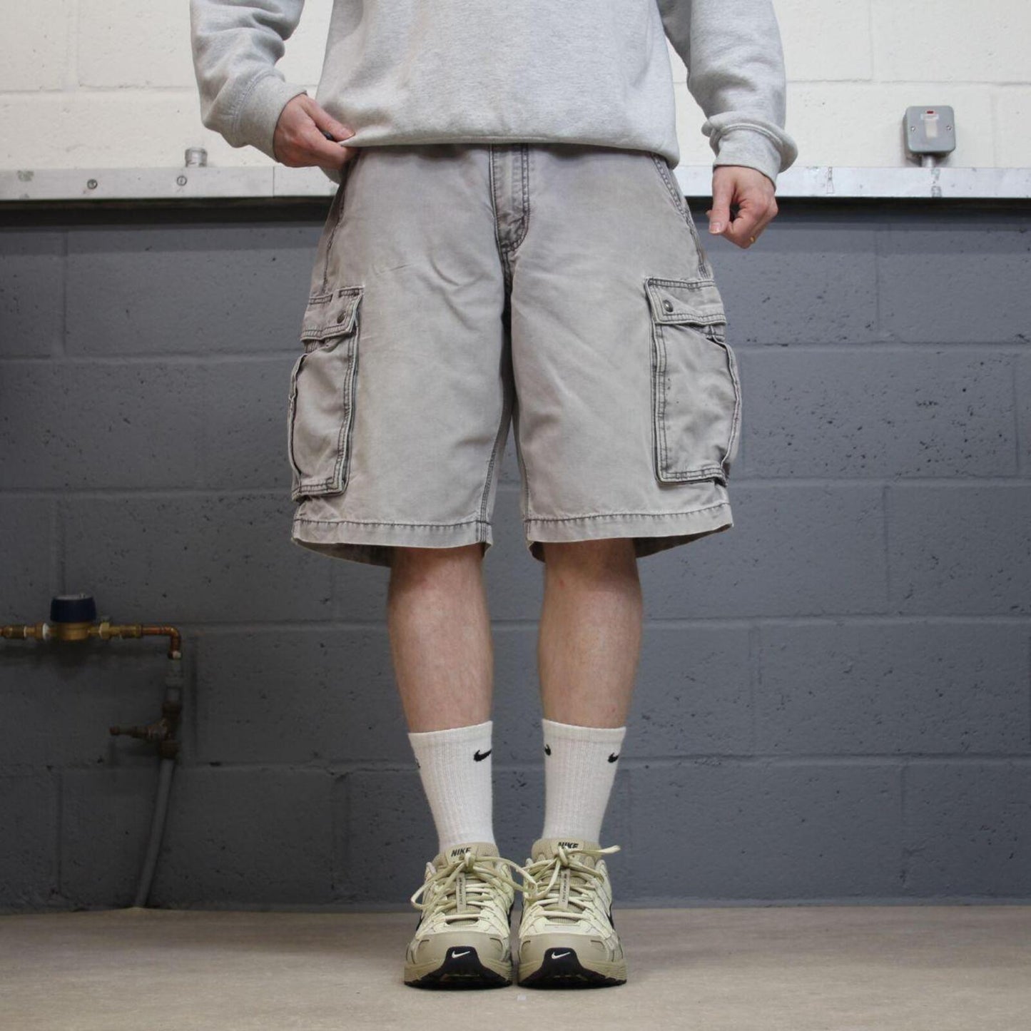 Carhartt cargo shorts loose canvas grey Canvasy relaxed fit skate style shorts