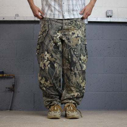 Cabela's camo cargo pants Y2K khaki camouflage pattern loose leg outdoors hunting utility trousers