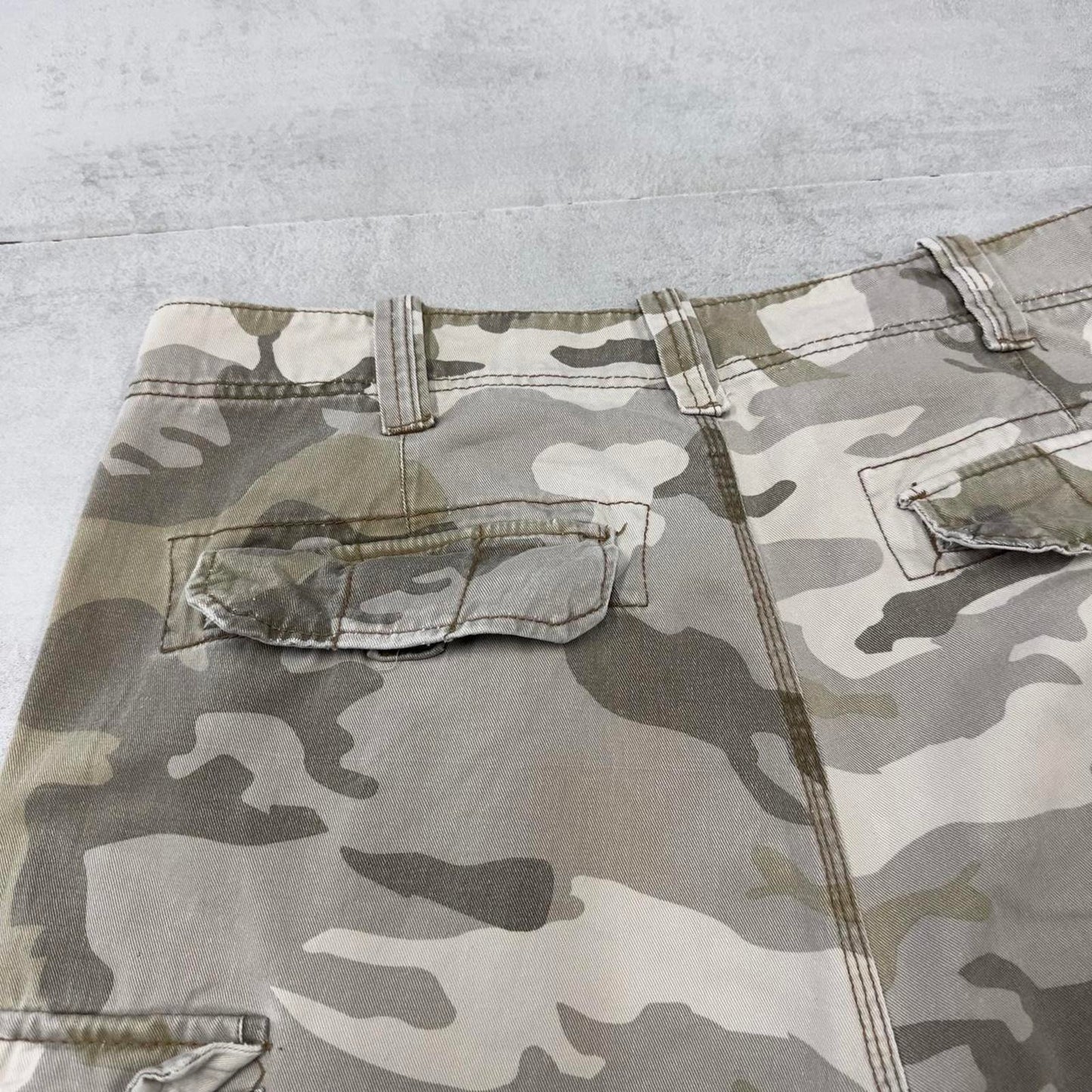 Baggy camo No Boundaries cargo pants W36L28 khaki grey camouflage loose y2k style cargos utility